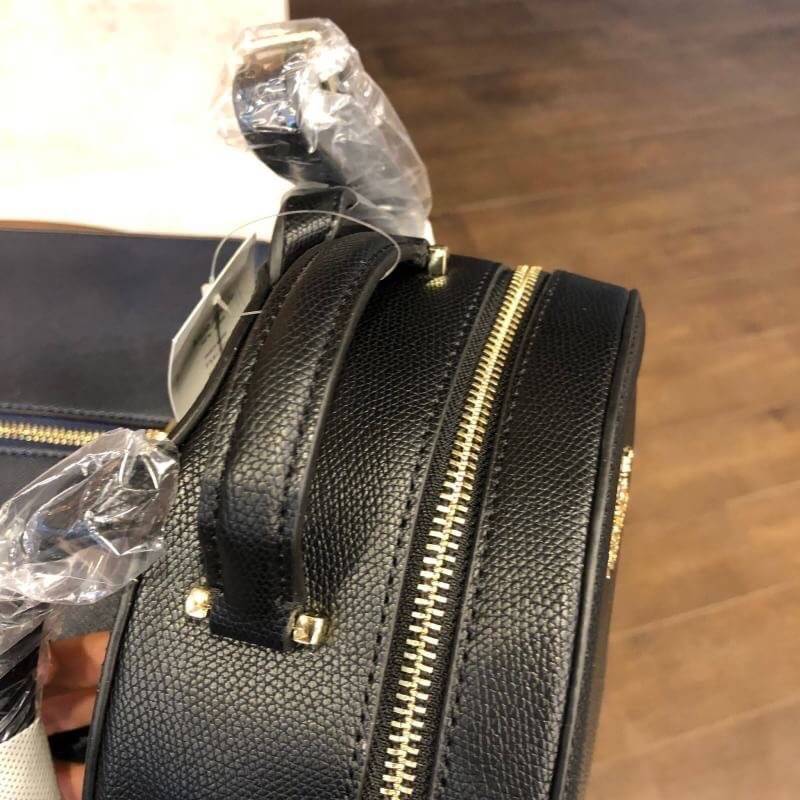 kate spade (spades) Back pack กระเป๋าเป้สะพายหลัง วัสดุหนังpu อยู่ทรง น้ำหนักเบา ใส่ของได้เยอะ ขนาดกำลังดีไม่ใหญ่จนเกินไป ภายในซับด้วยผ้าลายแบรนด์ มีสายสั้นสำหรับถือ สายสะพายยาวปรับได้ 5 ระดับ