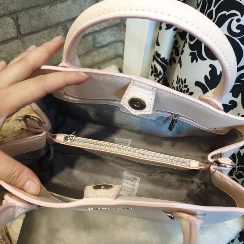 CHARLES & KEITH CLASSIC TOP HANDLE BAG กระเป๋าถือหรือสะพายใบใหญ่ ทรงแข็ง หนัง pu สวย ดีไซน์เรียบหรู ดูดี ด้านหน้าป้ายโลโก้แบบนูน ด้านหลังมีซ่องซิป 1 ช่อง เปิด-ปิดแบบกระดุมแม่เหล็ก ภายในมี 2 ช่องใหญ่ คั่นกลางด้วยช่องซิป มีหมุดรองรองฐานสี่มุม มาพร้อมสายสะพา