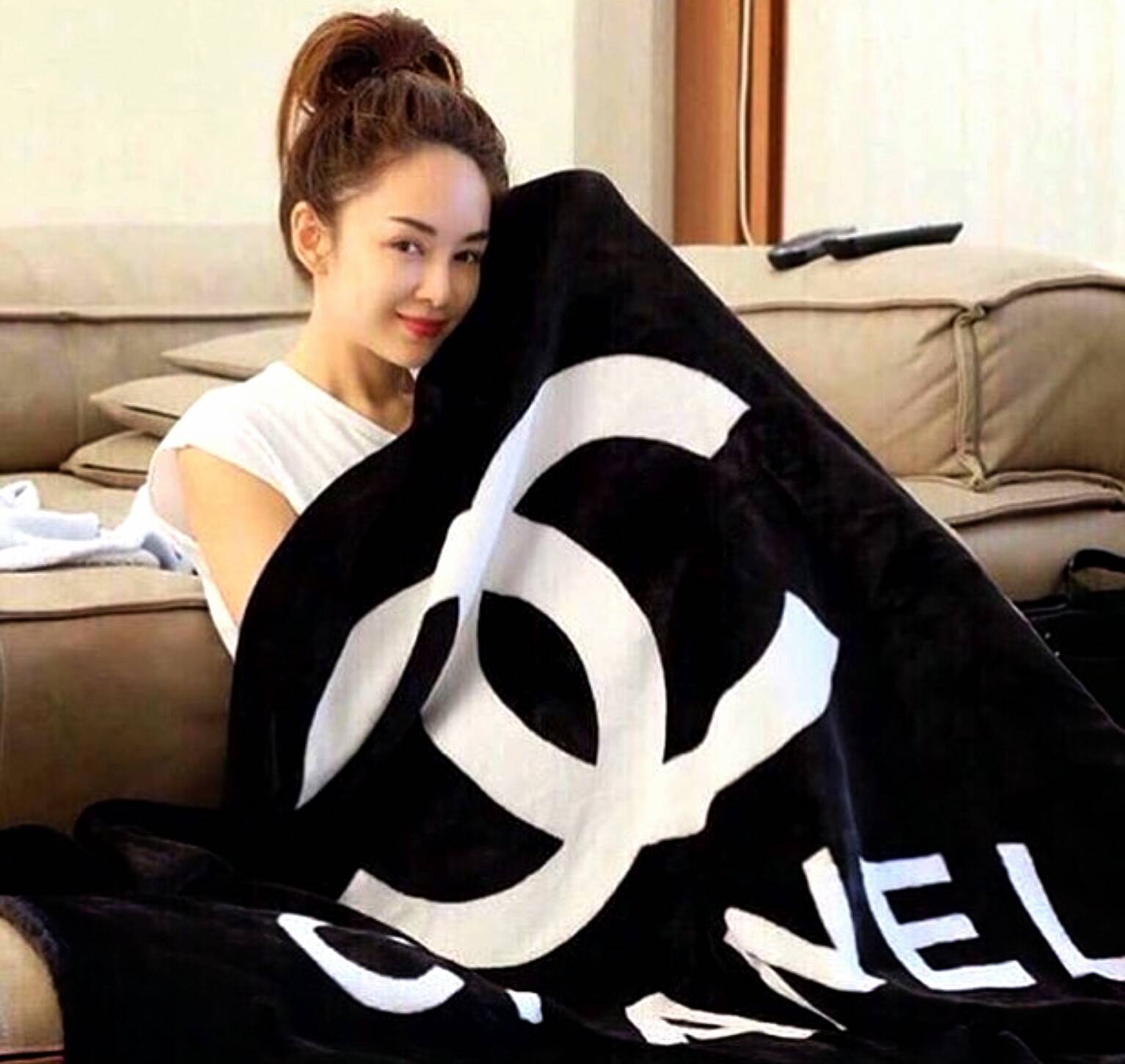 Item ที่สาวๆต้องมี สำหรับหนาวนี้ค้า! Chanel Blanket ผ้าห่มลายทูโทน Chanel สุดหรู ที่ Celebหลายคน ต้องถ่ายรูปโชว์! โดดเด่นด้วย ขนาดใหญ่ jumbo ห่มได้มากกว่า 2-3 คน เนื้อผ้า **ดีม๊ากกกกกก ขนนุ่มลื่นมือสุดๆ จะพกติดรถหรือมีติดเตียง ก้ควรมีไว้ครอบครอง ที่สุดคะ
