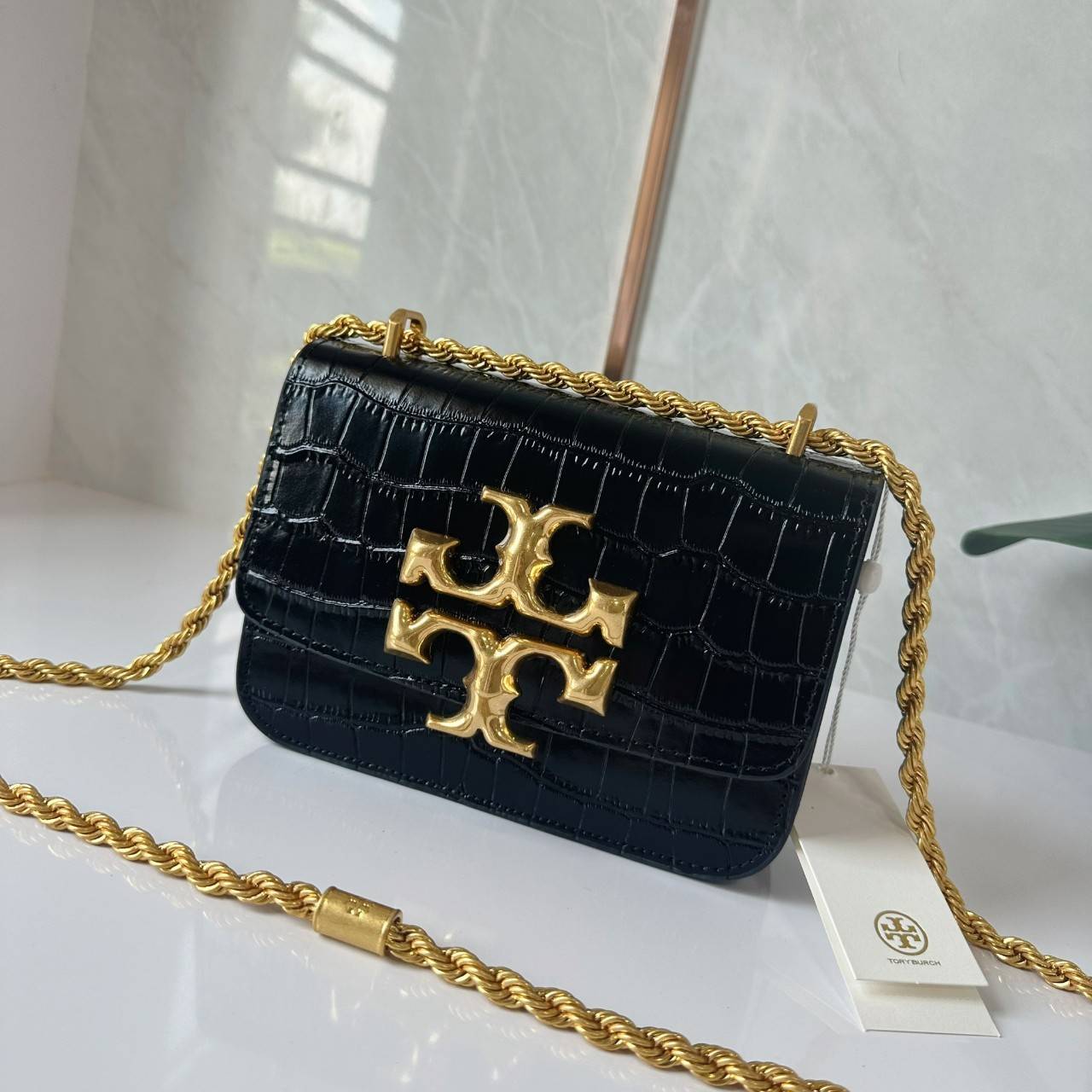 6 สี Tory Burch Croc Eleanor Small Bag / TORY BURCH ELEANOR CROC EMBOSSED LEATHER กระเป๋าสะพายหนังพิมพ์ลายจระเข้ ดีไซน์หรูหรา โด่นเด่นด้วยโลโก้แบรนด์อะไหล่ด้านหน้า และสายสะพายโลหะสีทอง