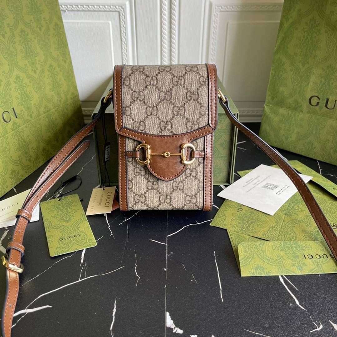 หนังแท้ GUCCI Horsebit phone bag กระเป๋าสะพาย กระเป๋าใส่โทรศัพท์สุดคลาสสิก หนังวัวแท้สีน้ำตาล อะไหล่สวย ดีไซต์สัญลักษณ์วงแหวนตามแบบฉบับ GUCCI มาพร้อมกล่องแบรนด์และสายสะพายยาวที่สามารถปรับระดับได้ พร้อมส่งให้สะพาย สวยๆ กันแล้ววันนี้ ใบนี้ must have..ค่ะ.!!