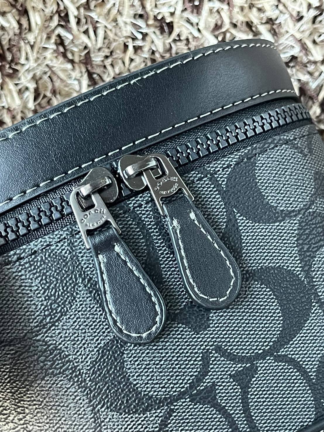 Coach Barrel Crossbody In Signature Canvas C9843 กระเป๋าถือสุดชิคตามแบบฉบับของ Coach ใบนี้หยิบมาแมตช์กับเสื้อผ้าได้ง่ายมาก ใช้งานได้แบบยูนิเซท ทั้งชายและหญิง เพราะมีดีไซน์ที่เรียบเก๋