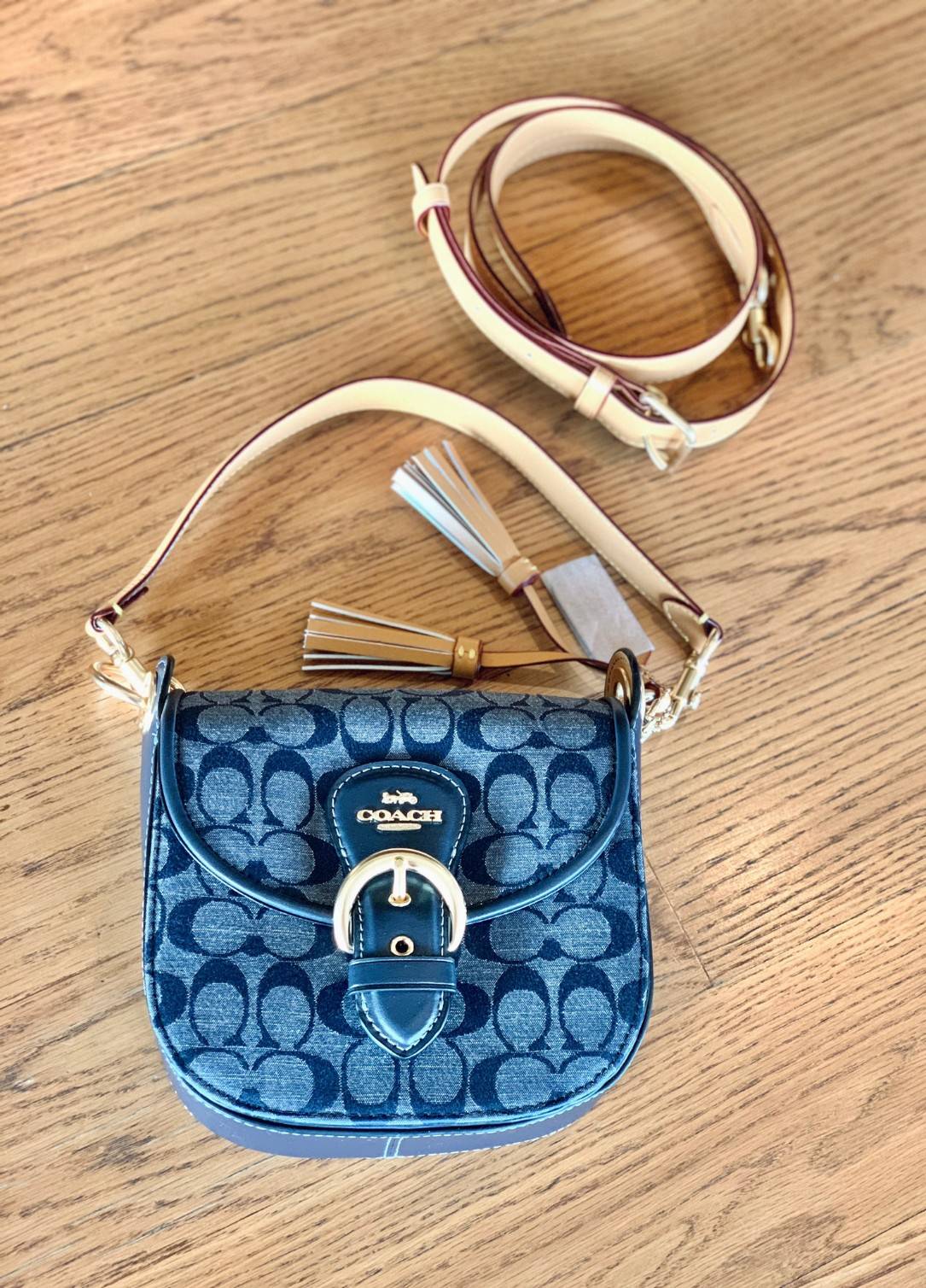 COACH KLEO IN SIGNATURE CHAMBRAY ((C8512)) / Kleo Shoulder Bag 23 In Signature Chambray 📣พร้อมส่งที่ไทย กับคอลเลคชั่นใหม่ล่าสุด ที่คุณต้องมี! สุดคุ้ม! กระเป๋าหิ้ว//ไคล้องไหล่//หรือสะพายข้างได้ วัสดุผ้า Chambray ทอลายแบรนด์ตัดขอบหนังแท้ได้สวยงามค่ะ