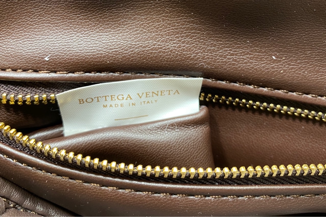 BOTTEGA intrecciato leather Snap Handle Handbag กระเป๋าถือ/สะพาย ดีไซส์สานเป็นเอกลักษณ์ หูจับในตัว หนังสวยงาม เกรดออริ สลับแท้ 1:1 ใช้งานต่างประเทศได้
