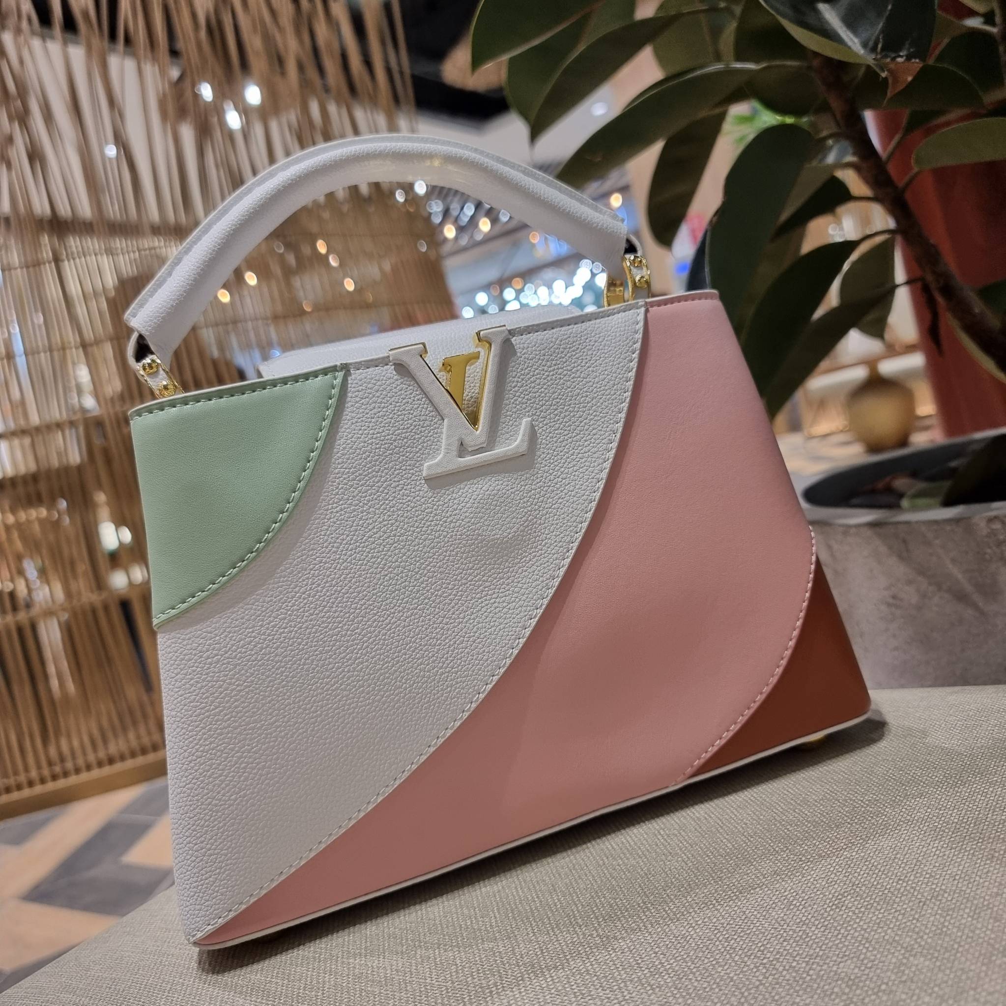 LV capucines top handle ที่สุดของความสวยในราคาเบาๆ กระเป๋าถือสุดหรู ดีไซน์ทรงคลาสสิค พร้อมลวดลายหรูหรา มาพร้อมหูจับในตัว ด้วยรูปทรงวินเทจและวัสดุหนังแท้ ขับผิว ทำให้ไอเท็มนี้สะกดทุกสายตาจริงๆ และยังมีลูกเล่นที่ฝาปิดกระเป๋า ที่สามารถปิด หรือสอดด้านใน ก็เห็