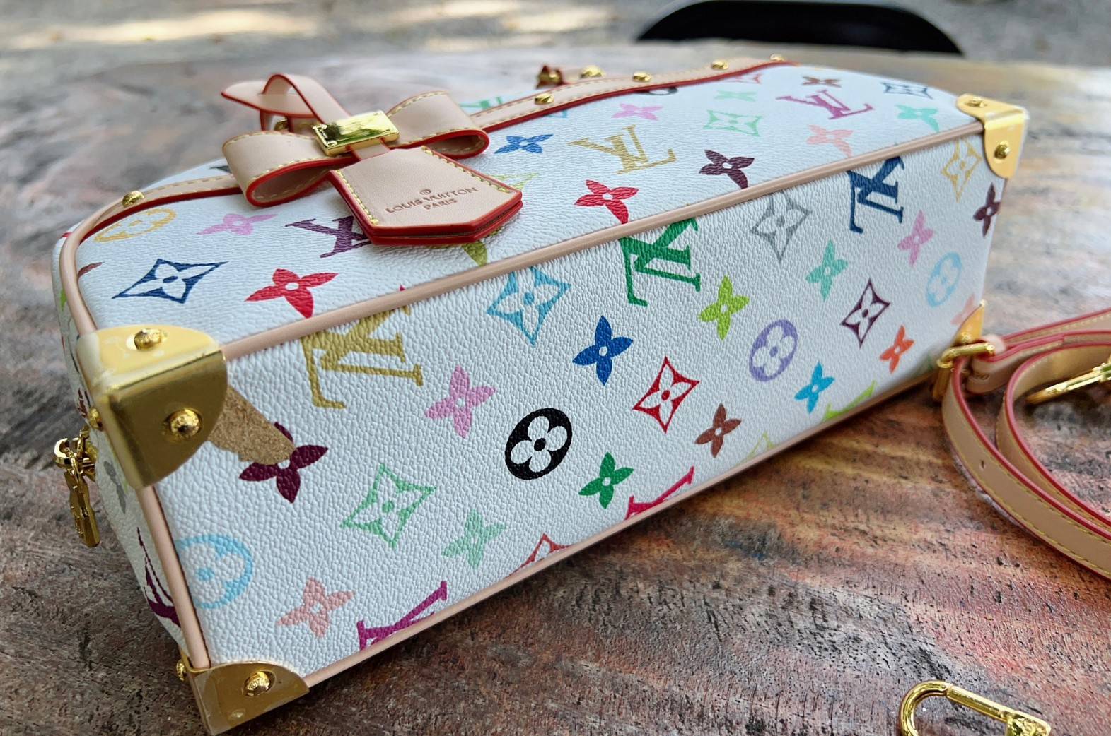 ORI หนังแท้ | LV x TM Handbag East West Murakami ซีซั่นนี้จะเป็นรุ่นไหนไปไม่ได้นอกจากรุ่นใหม่ล่าสุด พิมพ์ลายโมโนแกรมทั้งใบทรงล้ำสมัย หนังแท้นิ่มอย่างดี ประดับด้วยหมุดโลหะสีทองสุดหรูค่ะ