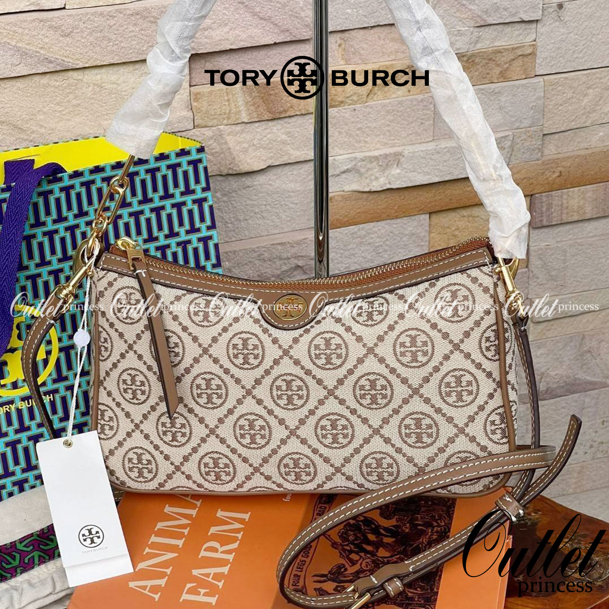 Tory burch T Monogram Jacquard Studio Bag กระเป๋า T Monogram Studio รูปทรงกระทัดรัด มาในสไตล์มินิมอลที่ถูกรังสรรค์อย่างปราณีตด้วยผ้าทอ jacquard เพื่อเฉลิมฉลองโลโก้กราฟฟิก ลวดลายสวยเด่น ดูสะดุดตา ใช้งานได้หลายรูปแบบ การแมทช์กระเป๋าให้เข้ากับการแต่งตัวทุกวั