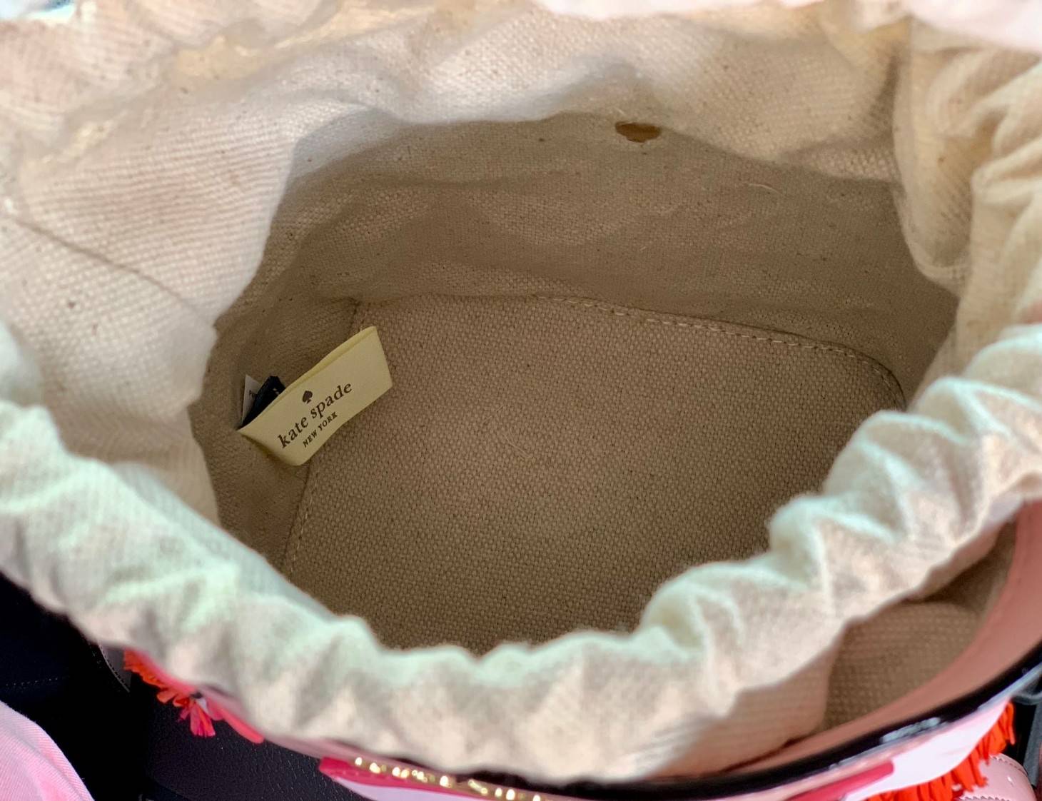 Kate spade new york Flamingo Pippa Bucket Bag 🍭รุ่นแนะนำ ราคานี้หายากแล้วจร้าา กระเป๋าหิ้วหรือสะพายข้างได้ ทรงถัง วัสดุหนังแกะแท้ สัมผัสหนังนิ่มมือดีมากๆค่ะ ด้านหน้าแต่งรูป Flamingo ดูเก๋มากๆค่ะ มีอะไหล่แบรนด์ ปากกระเป๋าแบบหูรูด ภายในกระเป๋าโล่ง ใ