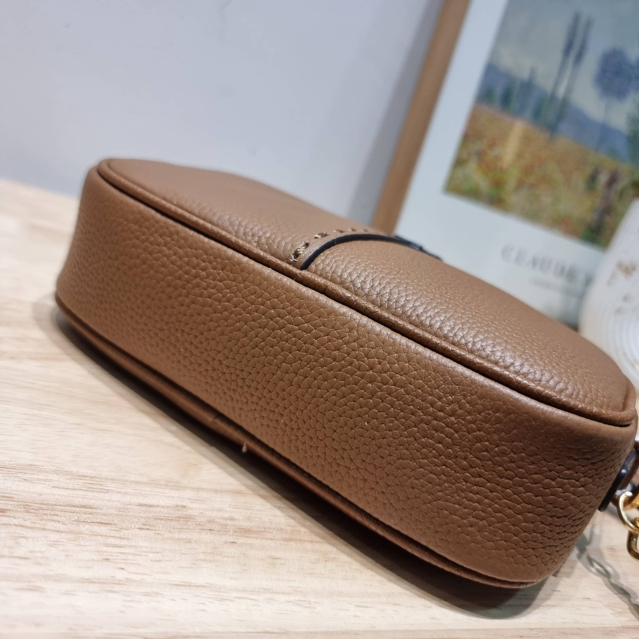 TORY BURCH MCGRAW CAMERA BAG ใหม่จากคอลเลคชั่นสุดคลาสสิค กับกระเป๋าสะพายข้าง ทรงกล่องไซส์กะทัดรัด น้ำหนักเบา ใช้งานง่ายด้วยซิปรูดเปิดปิด แมทช์ได้กับทุกสไตล์การแต่งตัว