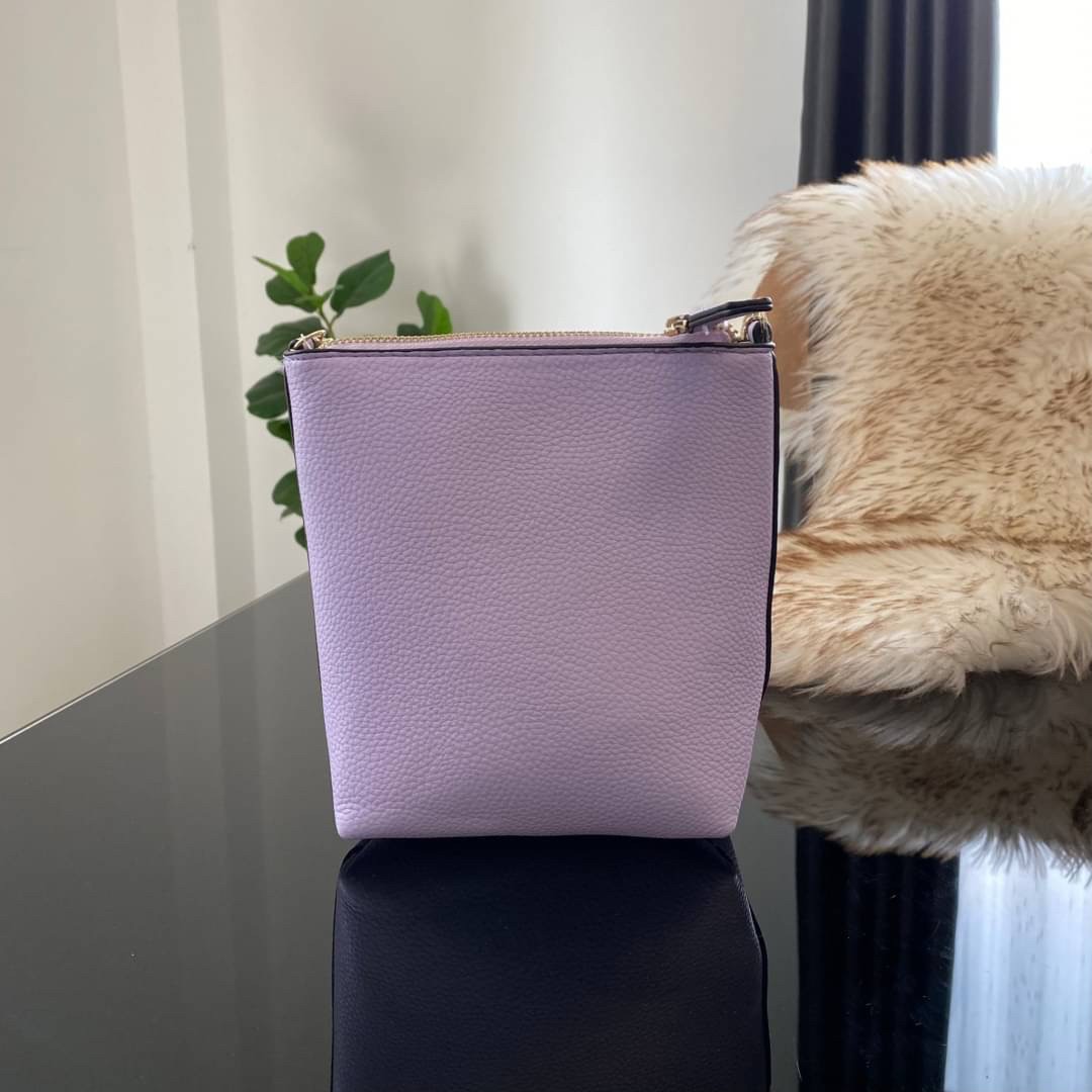 Guess Amara Bucket Handbag ซื้อ 1 ได้ถึง 2 กระเป๋ารุ่นใหม่ล่าสุดทรงถังสุดน่ารัก พิมพ์ลายรอบใบ วัสดุหนังนิ่มคุณภาพดี นิ่ม น้ำหนักเบา ด้านหน้าประดับด้วยโลโก้แบรนด์สวยโดดเด่น เปิด-ปิดด้วยด้วยตัวคล้องอะไหล่เงินสะดวกใช้ ด้านในโล่ง มีสายยาวปรับระดับได้มาให้ มาพ