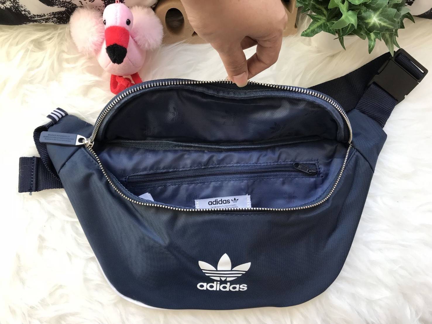 ADIDAS ORIGINALS ADICOLOR WAIST BAG ของมันต้องมี!! กระเป๋าคาดอก/คาดเอวสุดชิค ดีไซน์เรียบง่าย แต่สะพายแล้วเท่ คลาสสิคสุดๆ!! วัสดุ Nylon+Polyester กันน้ำได้ เปิด-ปิดฝากระเป๋าด้วยซิป หัวซิปปั๊มแบรนด์เป็น signature ภายในมีช่องโล่งกว้าง ใส่ของได้พอสมควร ใส่มือ