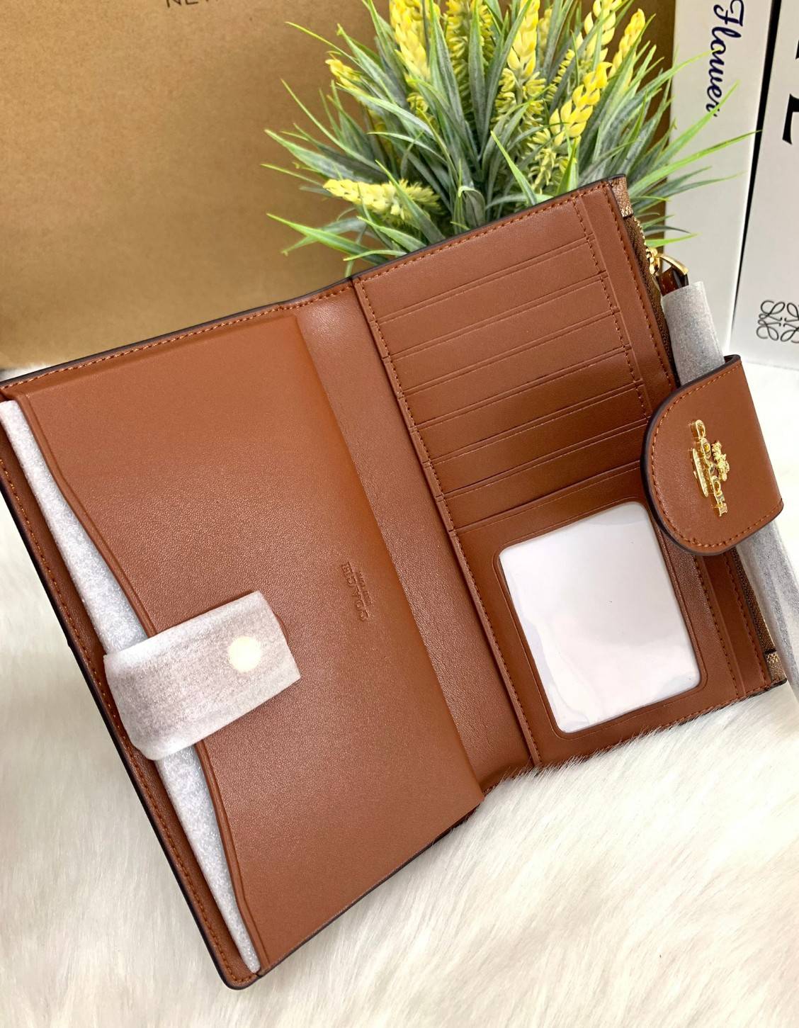 พร้อมส่งครบ 5 สี กระเป๋าสตางค์ที่สาวๆต้องมีติดตัวค่าา😘 COACH TECH WALLET IN COLORBLOCK SIGNATURE ((C2874)) ✔️กระเป๋าเงินใบยาว หนังแท้ พร้อมสายคล้องมือในตัวค่ะ ✔️เปิดปิดด้านหน้าแบบฝากระดุม ภายในมีช่องใส่ธนบัตร2ช่อง ;สามารถใส่มือถือ ip