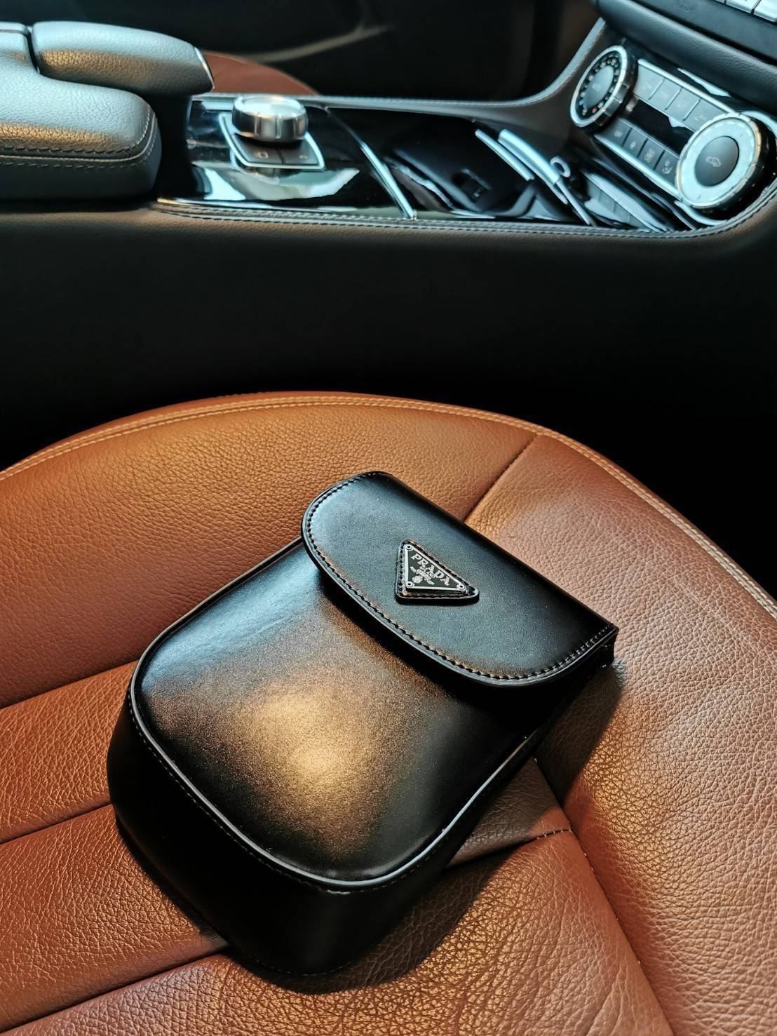 พรีเมี่ยมกิ๊ฟแท้ 100% 】Prada Leather Crossbody Bag Gift With Purchase (GWP) พรีเมี่ยมกิ้ฟรุ่นใหม่ล่าสุดจาก Prada Perfume DutyFree Counter หนังเรียบสวยอยู่ทรงด้านหน้าประดับโลโก้แบรนด์เปิดปิดด้วยฝาปิดกระดุมแม่เหล็ก