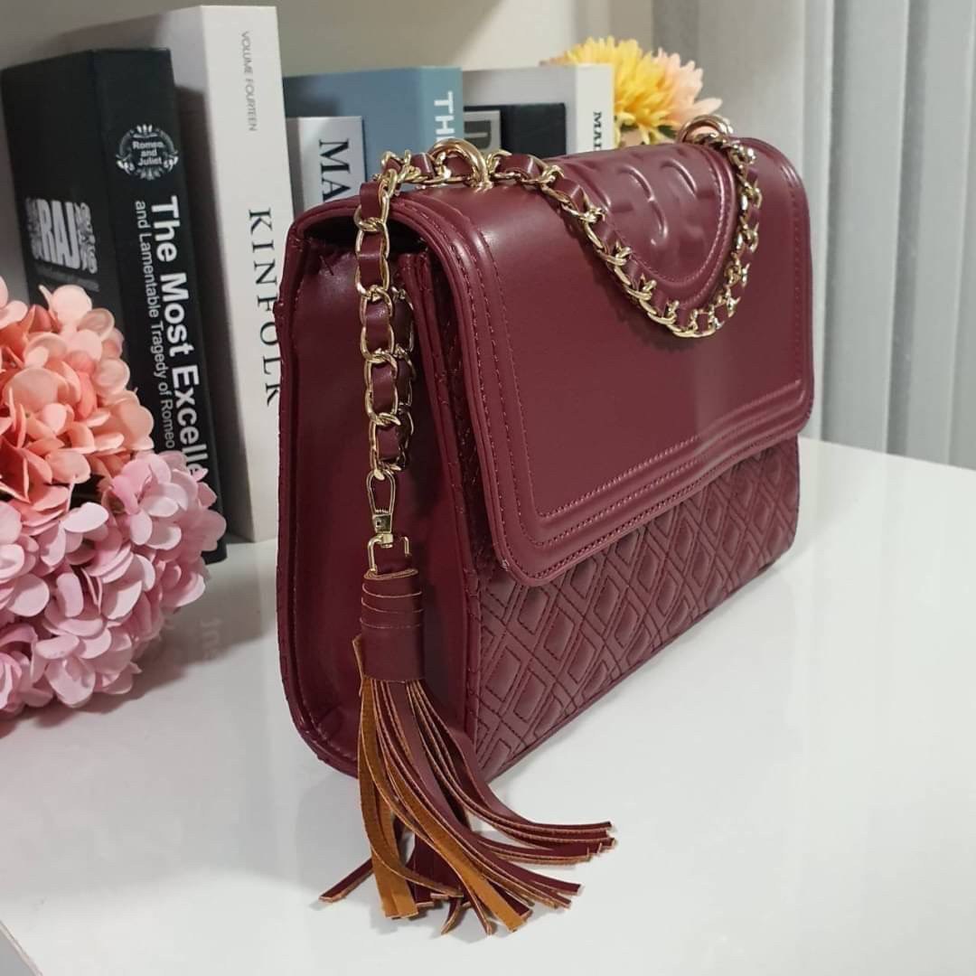 ของแท้ 💯% Tory Burch มีมาให้ช้อปอีกแล้วค่ะสาวๆ กับทรง Quilted Clutch กระเป๋าสะพายข้างหรือสะพายเป็นครอสบอดี้ รอบนี้เข้า4สีเลย ประดับพู่ด้านข้าง(ถอดได้)