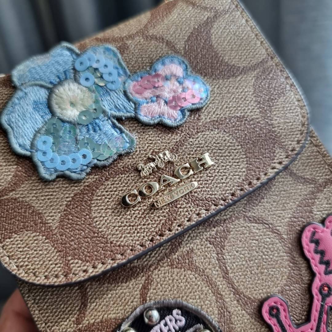 COACH NORTH/SOUTH PHONE CROSSBODY IN SIGNATURE CANVAS F55636 F39955 สุดคลาสสิคกับกระเป๋าสะพายเอนกประสงค์ Case phone ใส่โทรศัพท์มือถือได้ทุกรุ่น ดีไซน์ลายเอกลักษณ์ วัสดุหนังแคนวาสเคลือบลาย ฝาและภายในเป็นหนังสังเคราะห์เรียบ เปิด-ปิดด้วยกระดุม สายสะพายยาวประ