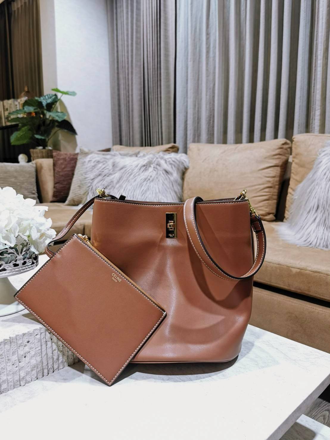 VIP 】NEW! ซื้อ1ได้ถึง2! CELINE TRIOMPHE BUCKET BAG VIP GIFT WITH PURCHASE (GWP) พรีเมี่ยมกิ๊ฟ Limited Edition จาก CELINE PERFUME DUTYFREE COUNTER วัสดุ TRIOMPHE CANVAS & CALFLEATHER ดีไซน์ทรง Bucket ใบใหญ่กำลังดี มาพร้อม Clutch ใบเล็กเข้าชุด หนังนิ่มสวยเน