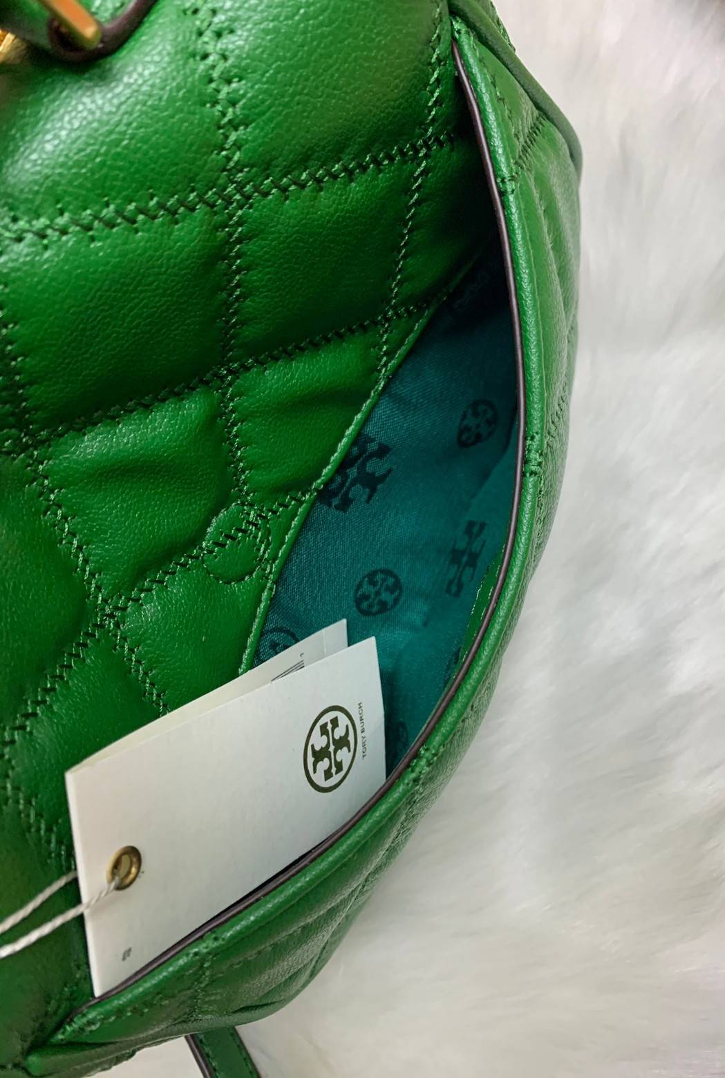 Tory Burch Willa Mini Top Handle Bag พร้อมส่งที่ไทย ใบจริงคือสวยสุดดไปเลยค่าา! กระเป๋าสะพายข้างหรือหิ้วก็เก๋ไปอีกเลยค่ะ! หนังแท้อย่างดี ลายนวมนิ่มมือดีมากค่ะ ด้านหน้ามีอะไหล่โลโก้แบรนด์ เปิดปิดกระเป๋าแบบกระดุมแม่เหล็ก ภายในสามารถใส่กระเป๋าเงินใบกลางได้;มื