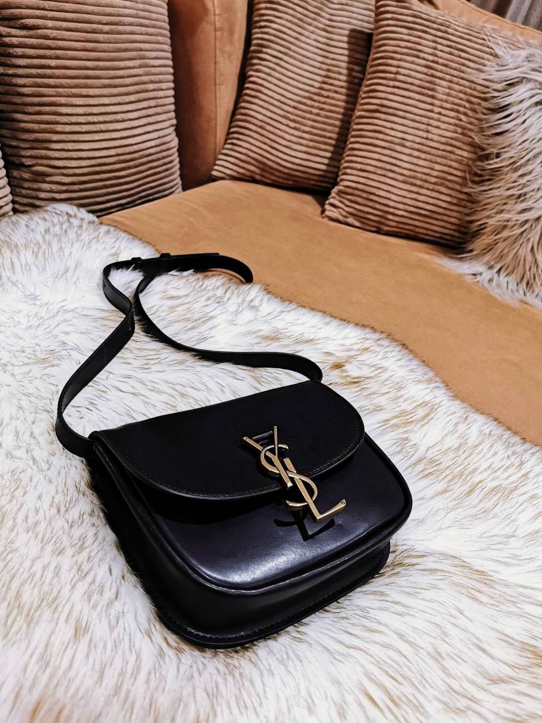 VIP 🥂 สีใหม่พร้อมส่ง! Saint Laurent Kaia Small YSL Plaque Leather Cross Body Bag / YVES SAINT LAURENT YSL BAG VIP วัสดุ Calfskin หนังเรียบอยู่ทรงเปิดปิดด้วยฝาปิดโลโก้แบรนด์อะไหล่ทอง ภายในโล่งมีโลโก้และช่องย่อยสามารถใส่มือถือของใช้จุกจิกได้เยอะ สาย