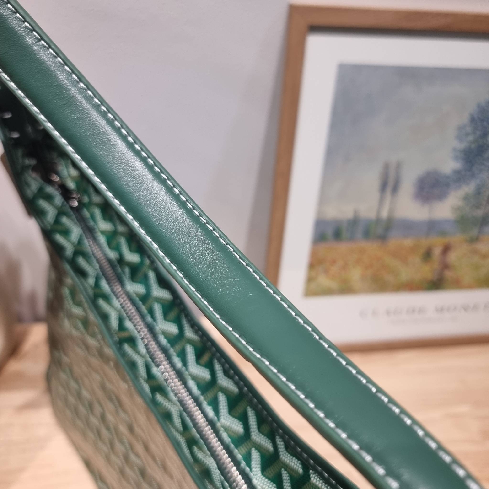 GOYARD BOHEME HOBO BAG / GOYARD HOBO กระเป๋าสะพายทรงโฮโบ ใบใหญ่จุใจ!! มาครบสีขายดี เลิศทุกสี รูปทรงคลาสสิค ดีไซน์เป็นเอกลักษณ์ วัสดุหนังแคนวาสพิมพ์ลายสวยคม ปากกระเป๋ามีซิปเปิด-ปิดกันของหล่นได้ ภายในโล่งกว้างมาก มาพร้อมสายคล้องในตัว ทนทาน สะพายสวยๆได้ทุกวั