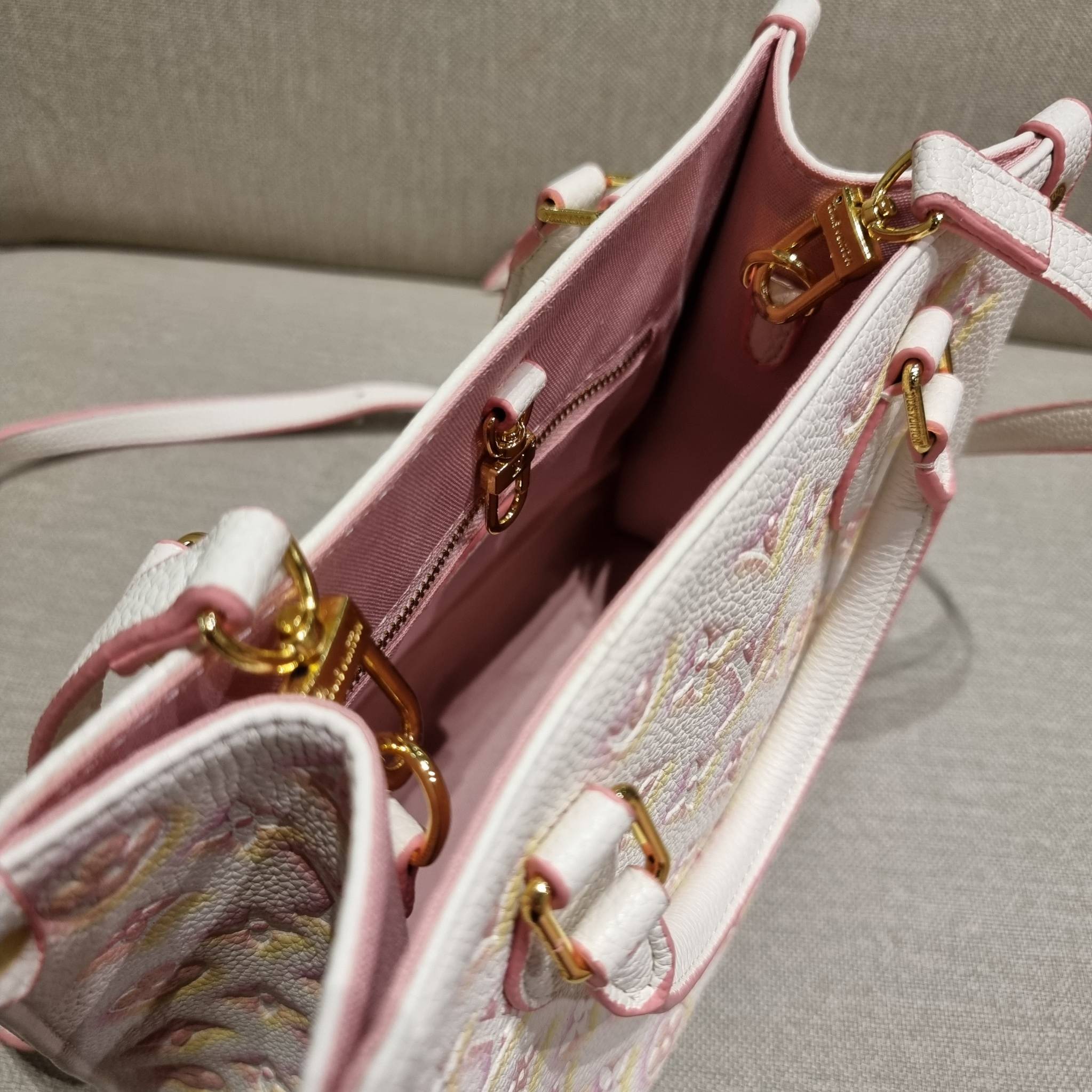 LV crossbody tote bag / LV Shopping Bag ดีไซน์ใหม่ น่ารัก ละมุน น่าใช้มาก กระเป๋าทรงโท้ทที่ใครเห็นต้องเป็นคลั่งรัก ดีไซน์คลาสสิค ผู้ดี หรูหรา โทนสีใช้งานง่าย ทุกสไตล์ วัสดุหนัง pepble มาพร้อมหูจับในตัว คล้องแขนก็ดูแพง หรือจะเกี่ยวสายครอสสะพายก็อัพลุคได้เล