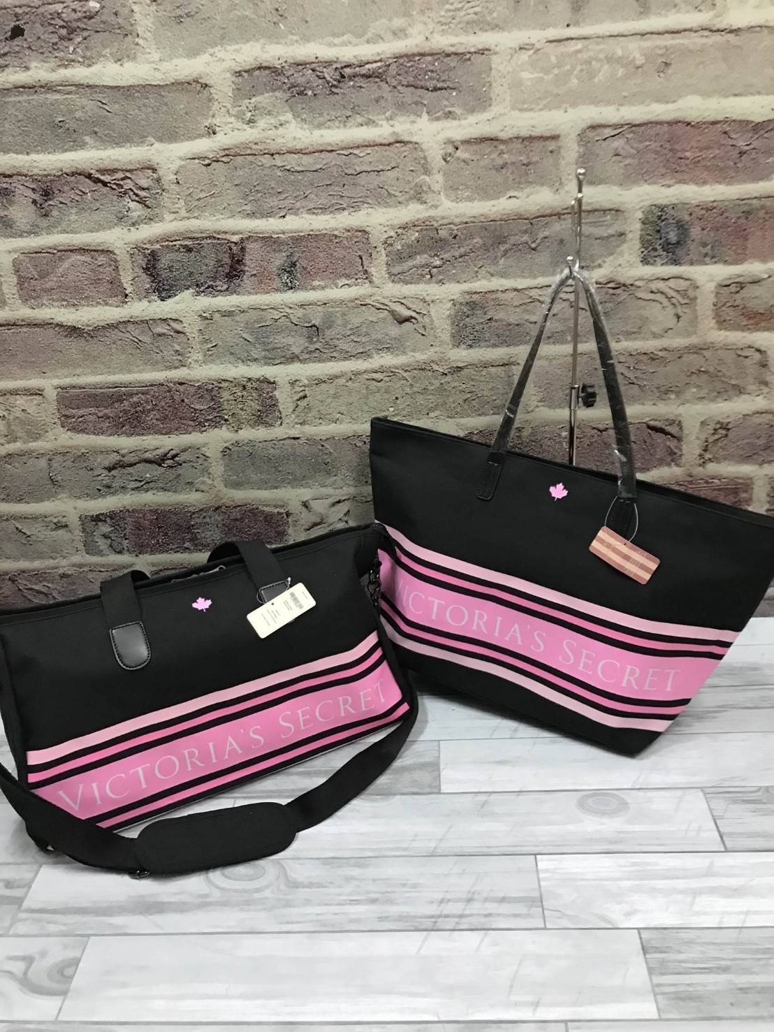 VICTORIA'S SECRET TRAVEL BAG กระเป๋าเดินทางใบใหญ่ น้ำหนักเบา วัสดุผ้า canvas ผสมNylon มีคุณสมบัติกันน้ำได้ ด้านหน้าสกรีนโลโก้แบรนด์ เปิดปิดด้วยซิปเดียวด้านบน ภายในกว้าง จุได้เยอะ อีกไอเทมสำหรับสาวๆที่ชอบเล่นกีฬา เดินช้อปปิ้ง เล่นโยคะ ใบนี้เหมาะมากเลย
