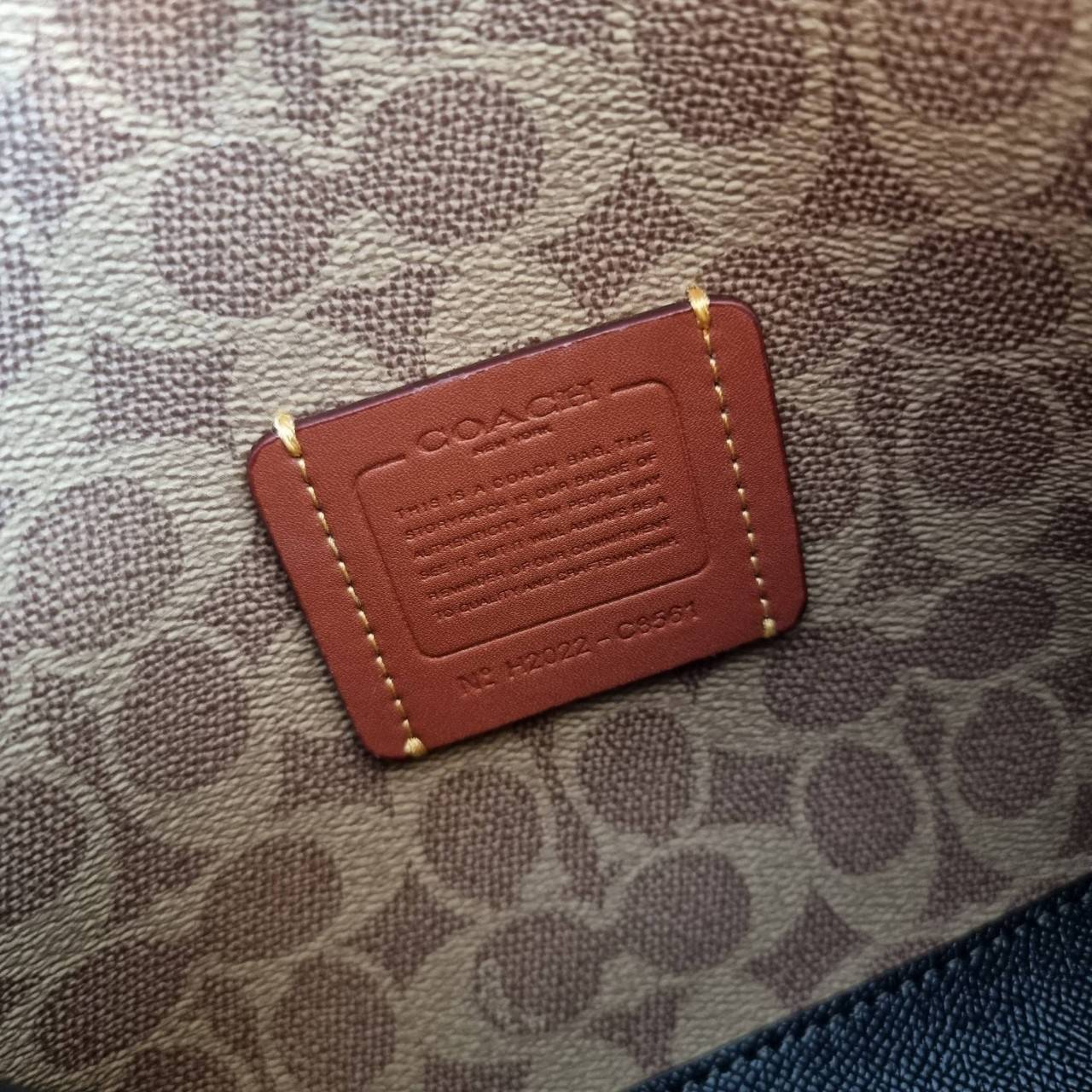 COACH C8561 C8869 WILLOW TOTE 24 IN COLOR BLOCK น้องสาวลุคลูกคุณมาแล้วจ้า กระเป๋าถือ/สะพาย ดีไซน์คัลเลอร์บล็อค ลงตัว เรียบหรู ใบจริงคือผู้ดี๊ผู้ดี ใช่ได้ทุกๆโอกาส วัสดุหนัง pepble อยู่ทรง เปิดปิดด้วยตัวบิดล็อค และอีกฝั่งเป็นกระดุมแม่เหล็ก ภายในโล่งกว้าง ใ