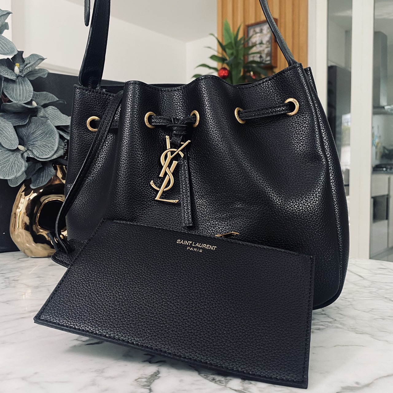 YSL PARIS VII flat hobo bag / YSL Bucket Bag กระเป๋าสะพายทรงโฮโบบัคเก็ต งานหนังเต็มใบ ฟังก์ชั่นสุดเลิศพร้อมเชือกรูด ดีไซน์รูปทรงใช้งานง่าย -- [รับตัวแทนกระเป๋า]