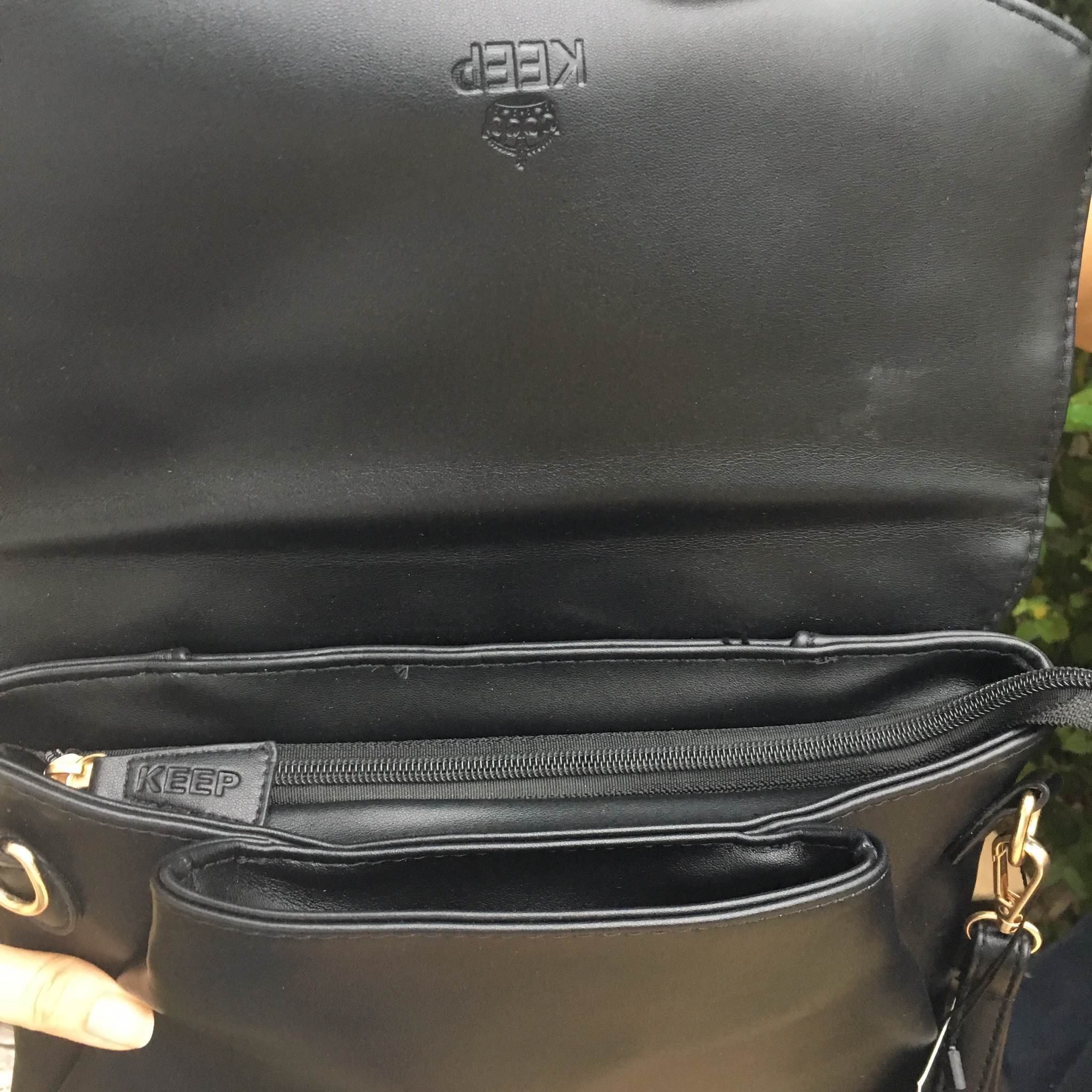 Hot Item !!KEEP Clutch bag with strap Size L รุ่นหายาก ขนาดใหม่คะ 🌼 กระเป๋าสะพาย ปรับเก็บสายถือเป็น clutch bag ได้คะ มีสายคล้องข้อมือ ขนาดกะทัดรัด พร้อมช่องใหญ่ปิดซิป 1 และช่องกลาง 1 ใส่กระเป๋าตังค์ มือถือ iphone 6 plus ได้คะ น้ำหนักเบา เข้ากับชุด