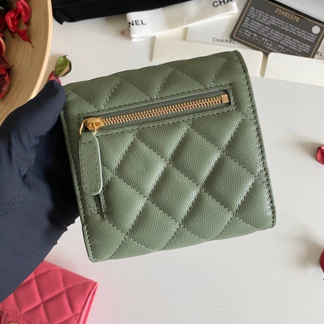 หนังแท้ Chanel Classic small wallet caviar 3 พับ พร้อมส่งที่ไทย รุ่นยอดนิยมไอเท็มฮิตวัสดุหนังแท้คาเวียร์สวยคลาสสิคเปิดปิดด้วยฝาปิดกระดุมด้านหน้ามีโลโก้แบรนด์อะไหล่ทองสวยหรูดูดี ตัวจริงสวยน่าใช้ Chanel mini นาทีนี้กำลัง in สุดๆ ภาพสินค้าถ่ายจากงานขายจริง ใ