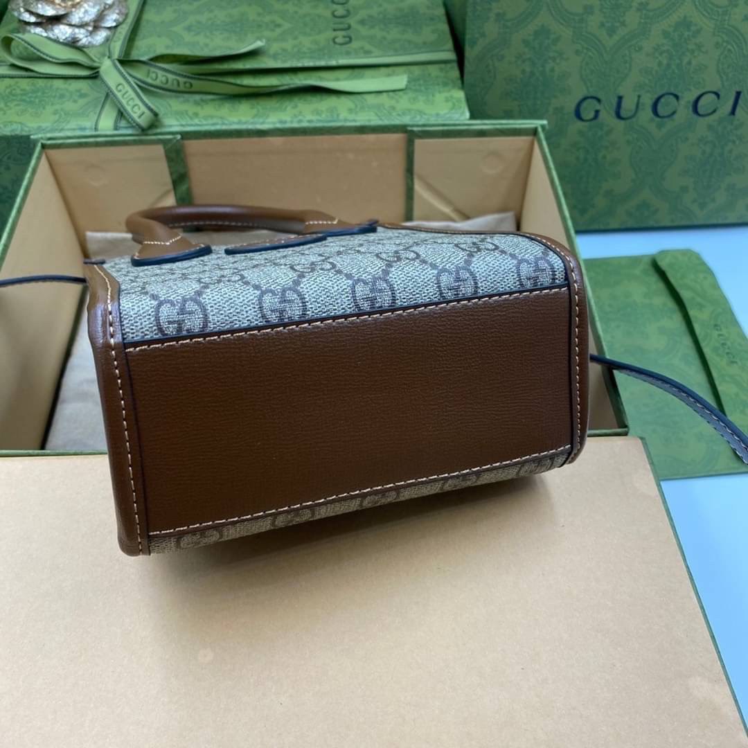 VIP GIFT 】หนังแท้ GUCCI New Season GG-canvas tote bag กระเป๋าถือและสะพายได้ มีสายยาวให้ด้วยค่ะ ออกแบบมาให้เข้ากับไลฟ์สไตล์ที่ไม่หยุดนิ่งของคุณ ดูเรียบง่าย แต่หรูหรา ด้วยดีไซน์ของกระเป๋าทรงสี่เหลี่ยมผืนผ้า ด้วยสีและรูปทรงที่เรียบง่ายจึงสามารถแมทช์กับสีสันข