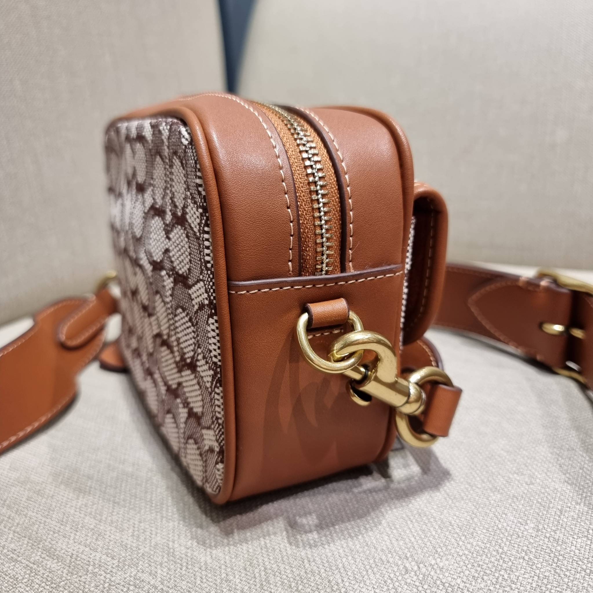 COACH C7764 STUDIO CAMERA BAG 19 IN SIGNATURE TEXTILE JACQUARD WITH CREATURES น้องเล็กใหม่สุดอีกหนึ่ง!! ขนาดเล็กกะทัดรัด มาแบบเลิศๆหรูๆมากแม่ พร้อมเทกเจอร์สุดคิ้วท์!! กระเป๋าสะพายข้างลุคไฮน์ ที่ดีไซน์ออกมาได้ปัง และดูแพงมากๆ ด้วยดีเทลคลาสสิคผสานความเป็นเอ