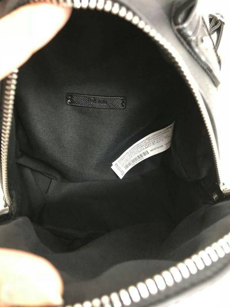 Bershka backpack bag ✔️รุ่นหายากค่ะ กระเป๋าสะพายหลัง หนังซาฟเฟียโน่ ด้านหน้าปักรูปดอกไม้ งานปักเน้นๆ สวยงามมากๆค่ะ เปิดปิดกระเป๋าแบบซิป ภายในโล่ง ใส่ของได้จุนะค่ะ สายสะพายด้านหลังเลื่อนปรับฟรีไซด์ค่ะ รุ่นนี้ขนาดกำลังดี น้ำหนักเบา ใบจริงน่ารักน่าใช้