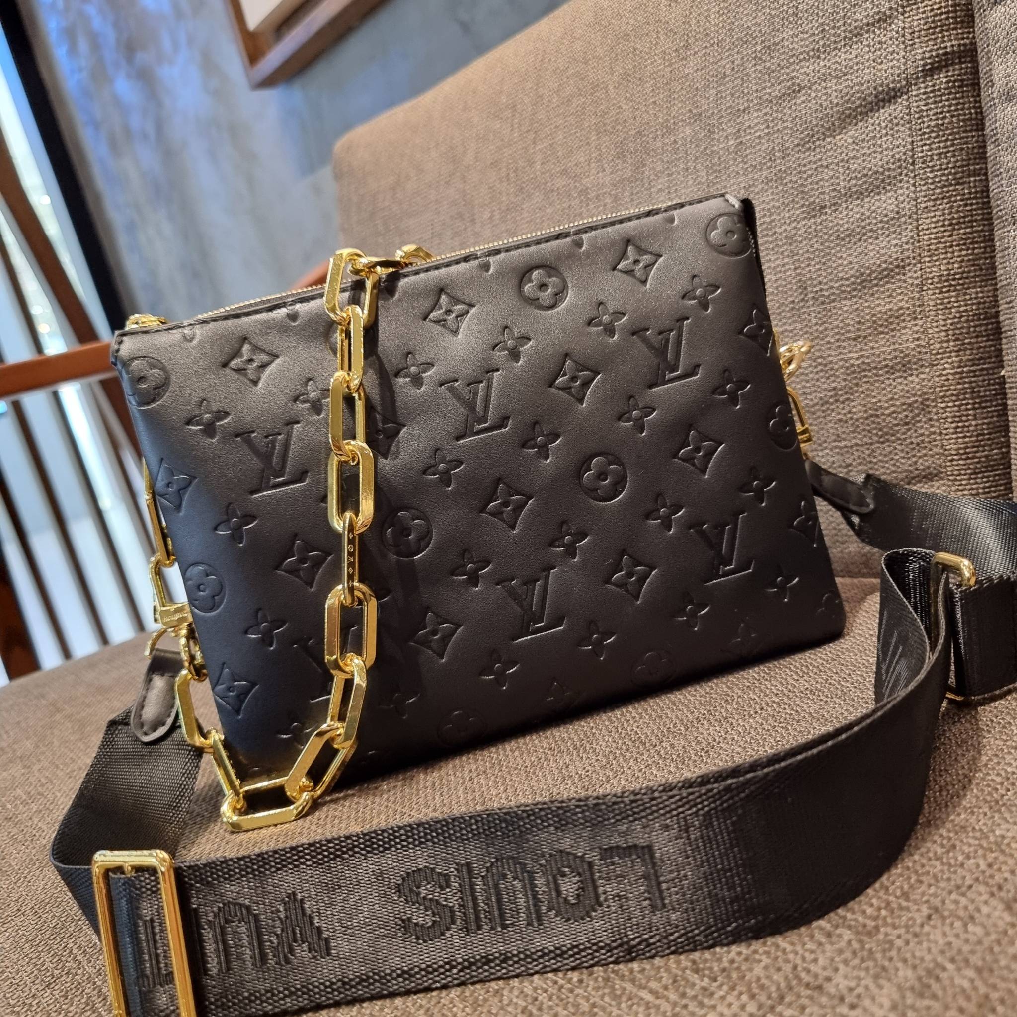 LV HANDLE POUCH MONOGRAM กระเป๋าสะพายกึ่งคลัชท์ สุดล้ำ ใหม่ล่าสุดมาแรงมาก ด้วยความสวยปังตั้งแต่แรกเห็น วัสดุหนังแกะปั๊มลายสวยคม มาพร้อมสาย 2 เส้น เลิศๆ มีสายโซ่ที่มีดีเทลละเอียดไม่ซ้ำ และสายสปอร์ตครอสบอดี้ ที่จะคล้องไว้ทั้งสองเส้นก็ดีงาม หรือสลับใช้ตามลุค