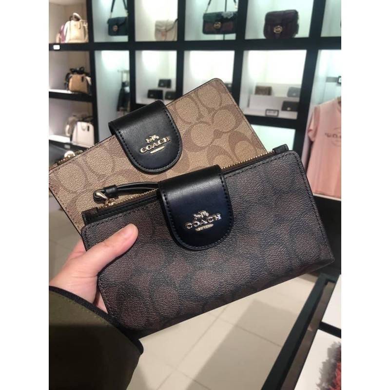 พร้อมส่ง 7 สี COACH C2874 TECH WALLET IN COLORBLOCK SIGNATURE CANVAS จัดให้สีใหม่ก่อนใคร!! ดีไซน์ใหม่ คอลเลคชั่นสวยหรู กระเป๋าสตางค์พร้อมสายคล้องมือ ง่ายต่อชีวิตมากจ้า!! มันดีอะไรเบอร์นี้ ใส่ได้ทั้งบัตร และโทรศัพท์ก็ใส่ได้ทุกรุ่น แถมยังมีช่องซิปแยกไปอีก ช