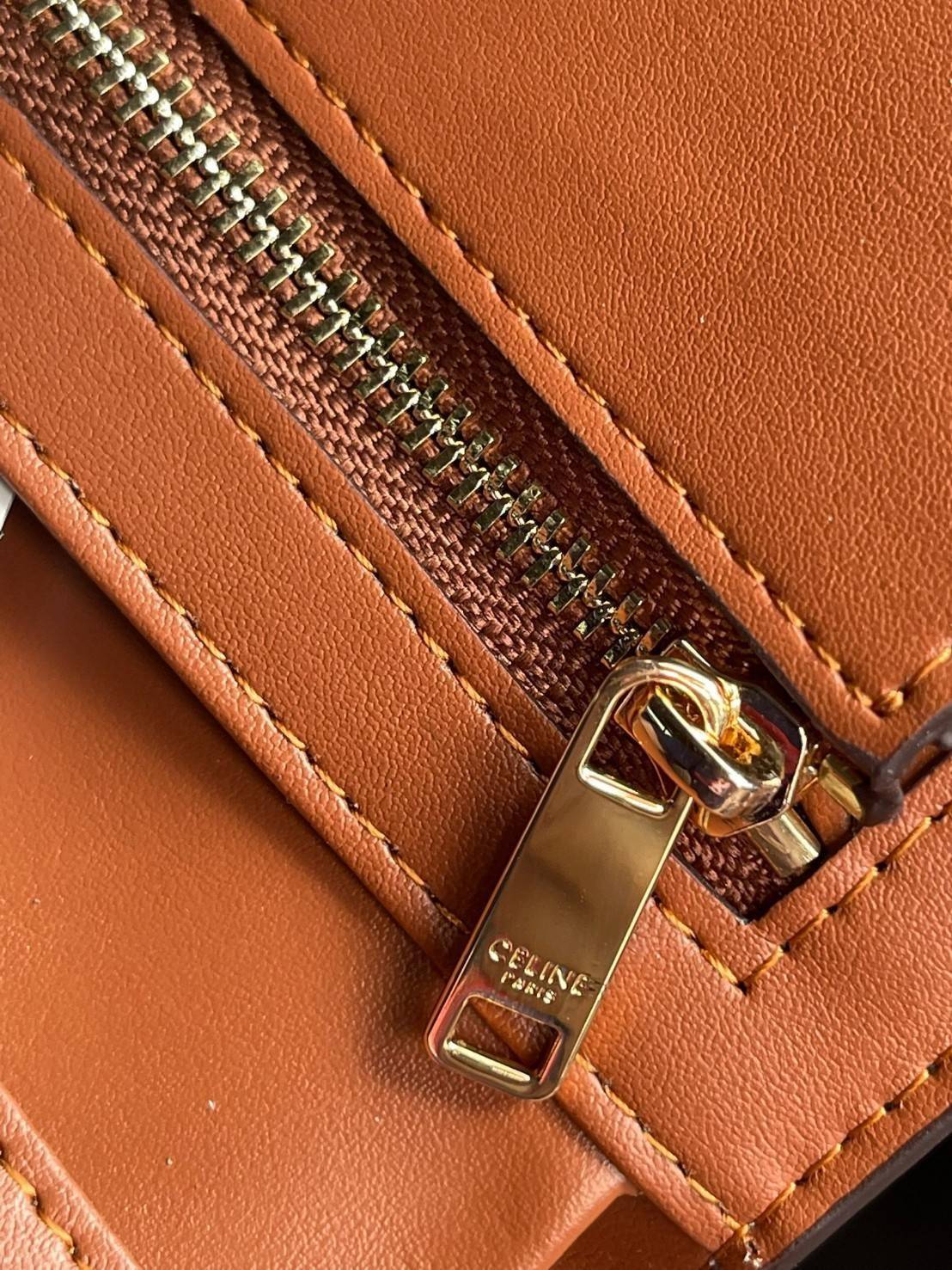 CELINE MEDIUM STRAP WALLET IN TRIOMPHE CANVAS กระเป๋าสตางค์ขนาดกลาง ถือแล้วจะให้ความรู้สึกที่คล้ายกับกระเป๋าคลัทช์ ดีไซน์ทันสมัยให้ใช้งานได้แบบครบครัน เป็นกระเป๋าสตางค์ ที่มีช่องสำหรับใส่ ธนบัตร เหรียญ และบัตรต่าง ๆ ใช้งานแบบ2ด้าน มีลวดลายTriomp ที่เป็นซิ