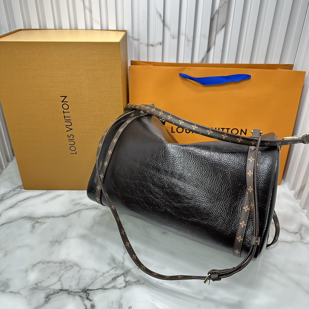 ORI หนังแท้ | LV Express MM Bag 30cm กระเป๋าสะพายทรงหมอนสปีดี้ดีไซน์ใหม่ล่าสุด โฉบเฉี่ยว แต่งคาดหน้าโมโนแกรมโดดเด่น ตัวกระเป๋าสีพื้นตัดกันอย่างลงตัว พร้อมหูแบบจับยาวถอดได้จะถือหรือคล้องไหล่ก็เก๋