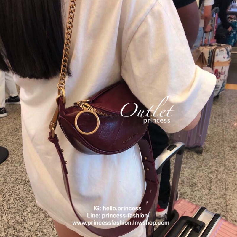 CHARLES & KEITH WRINKLED EFFECT RING ZIP TASSEL CROSSBODY BAG กระเป๋าสะพาย/คาดเอว/คาดอกรุ่นใหม่ล่าสุด เปิด-ปิดด้วยซิป ภายในโล่งกว้างมีช่องเล็กใส่บัตร จุของได้เยอะดีไซต์เก๋ไม่ซ้ำใคร สามารถสะพายได้หลายแบบไม่จำเจ ราคาสุดคุ้มห้ามพลาดค่ะ