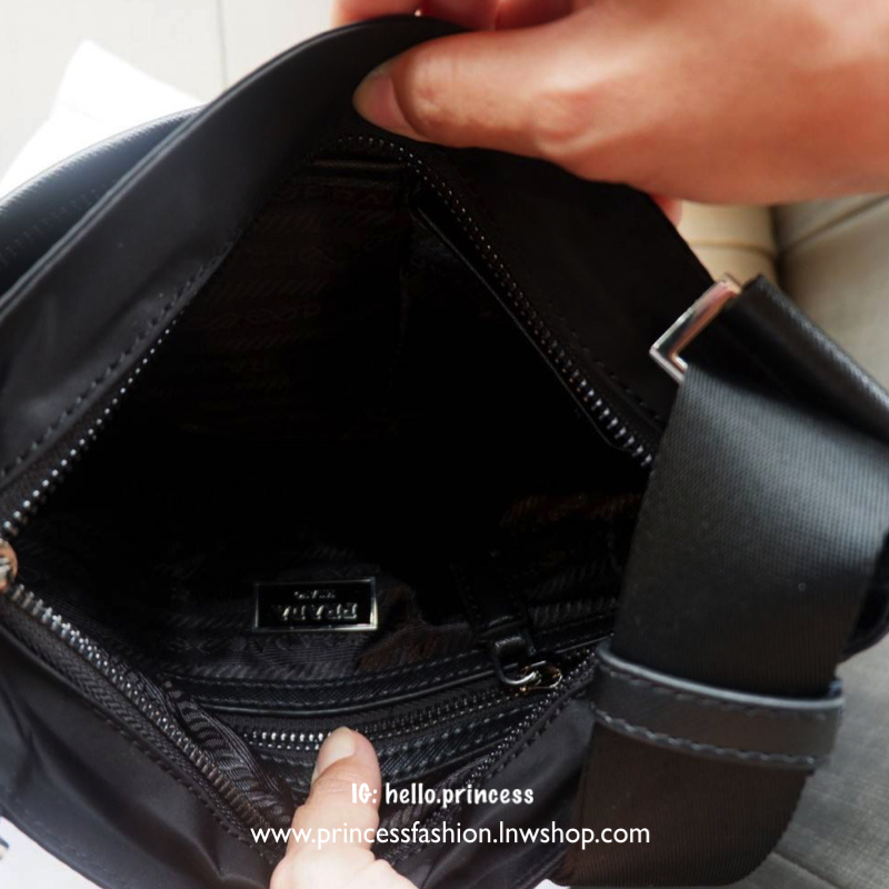เอาใจหนุ่มๆ สำหรับ messenger bag เป็นผ้าไนล่อนนาโน ตัวกระเป๋าขนาดกำลังดี สีดำด้านสวยมากๆ ทำงานหรือเรียน เท่ห์และคลาสสิคสุดๆ มีช่องแบ่งเก็บของได้ถึง 3 ช่องแยกใส่ของเป็นสัดส่วน น้ำหนักเบา จุของคุ้ม สายยาว ปรับได้ free size สามารถสะพาย crossbody ได้ ใบนี้ห้า