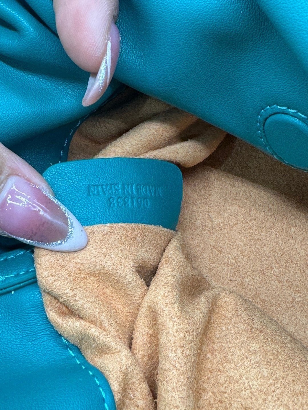 ORI หนังแท้ | Medium Loewe Flamenco purse in mellow nappa leather 30cm กระเป๋าสะพายทรงคลัช เรียบหรูดูแพง เรียบง่ายใช้งานสะดวก หนังแนปป้าให้สัมผัสนุ่มสบายผิว มาพร้อมสายสะพายร้อยห่วงหรูหรา