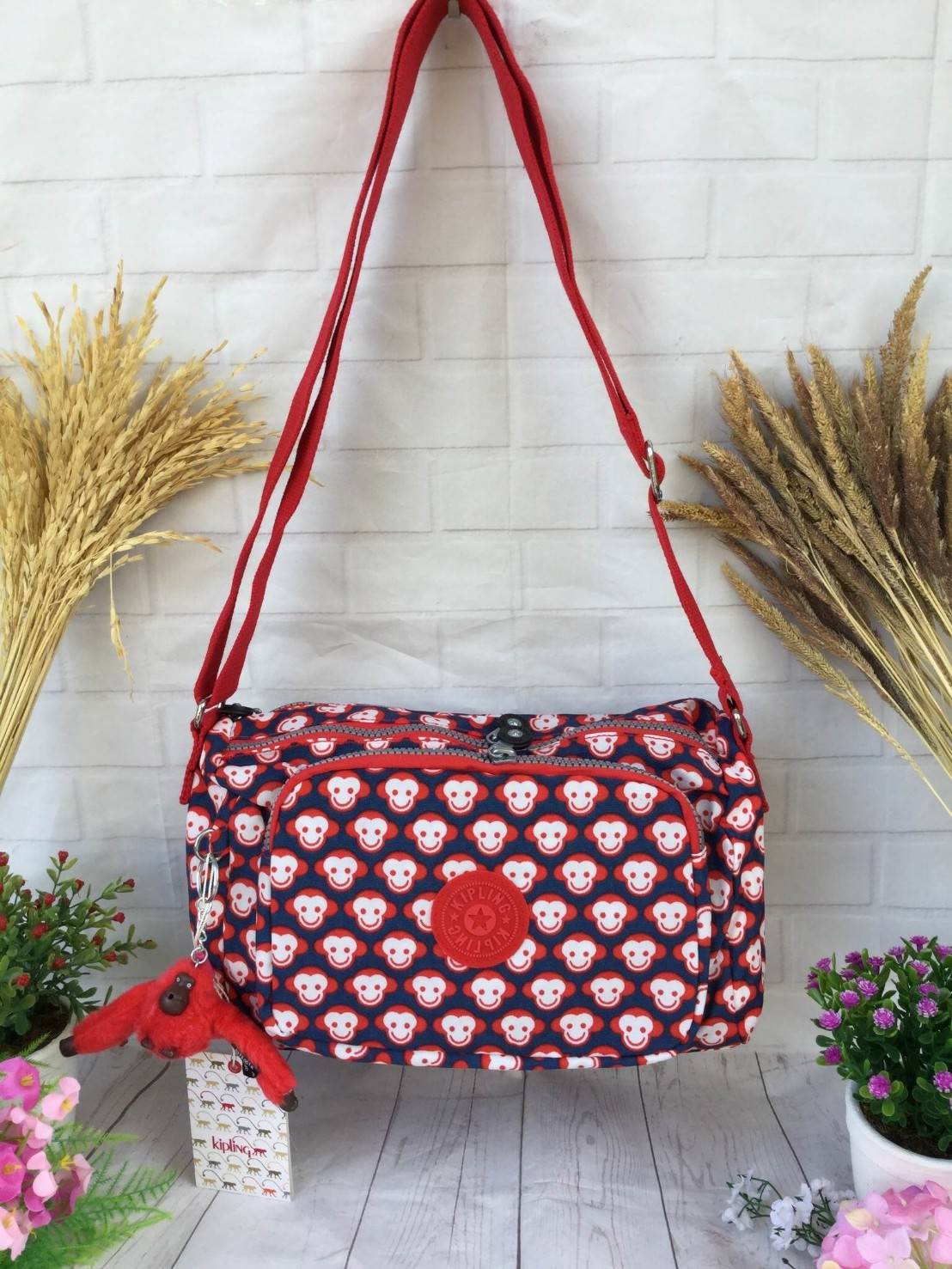 กระเป๋าสะพาย KIPLING รุ่น Reth วัสดุไนล่อนคุณภาพดี มาพร้อมดีไซน์ทันสมัย และสามารถใช้งานได้อย่างดี เข้ากับทุกการแต่งตัว โดดเด่นด้วยพื้นที่ภายในและช่องต่างๆ ที่ให้คุณจัดเก็บของสำคัญได้ครบถ้วน ไม่ว่าจะเป็นมือถือ ปากกา หรือไอเท็มจำเป็นของคุณ สายสามารถปรับและถ