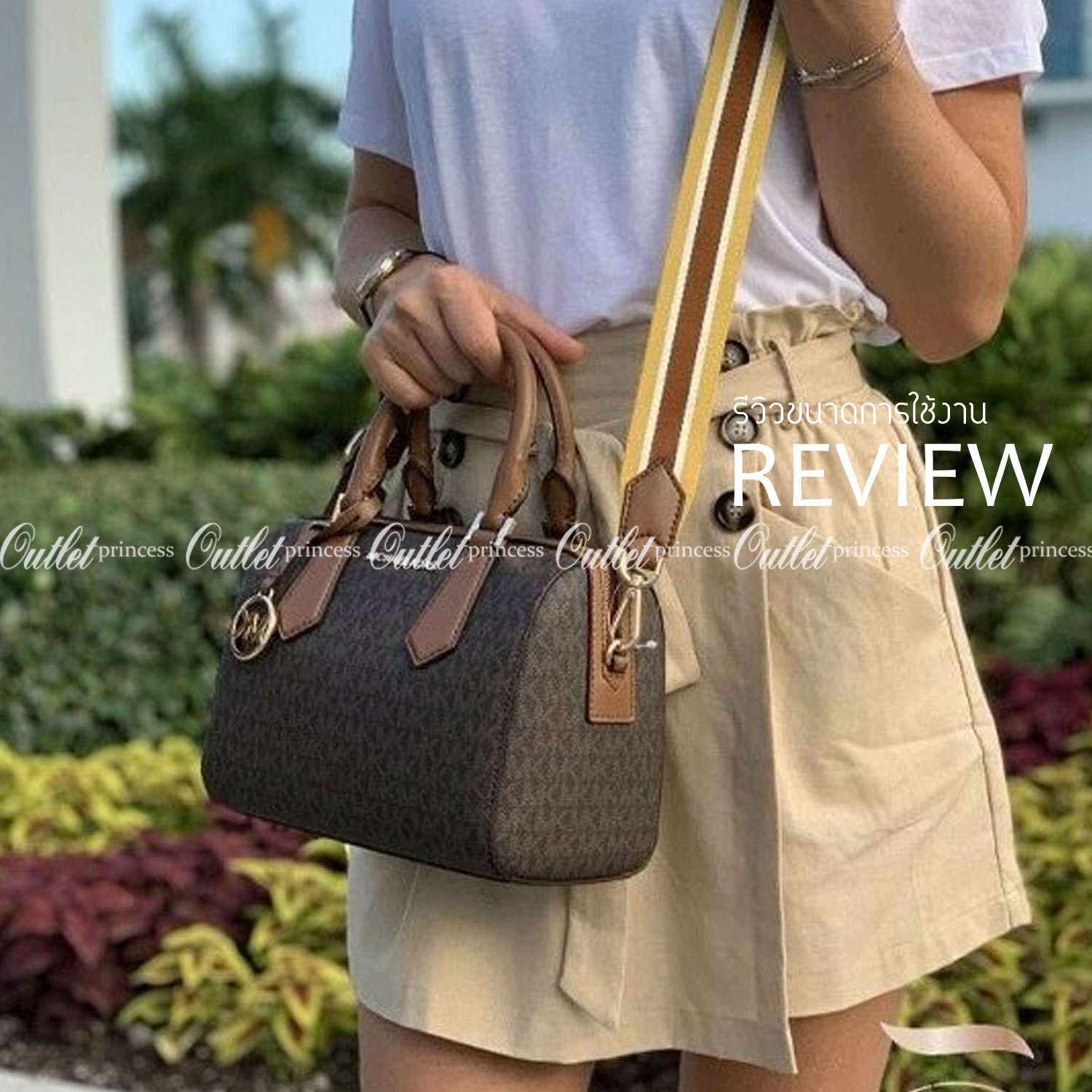 MICHEAL KORS HAYES DUFFLE BAG กระเป๋าสะพายทรงหมอนยอดฮิต ขนาดกลาง วัสดุหนังสังเคราะห์ปั้มลาย MK ทั้งใบ สวยอยู่ทรง ประดับโลโก้แบรนด์ด้านหน้า ด้านในบุผ้าไนลอน มีช่องซิปอีกหนึ่งช่อง สามารถใส่กระเป๋าสตางค์ใบยาว มือถือ iphone เงิน ของจุกจิกได้ มาพร้อมแท็กห้อยสุ