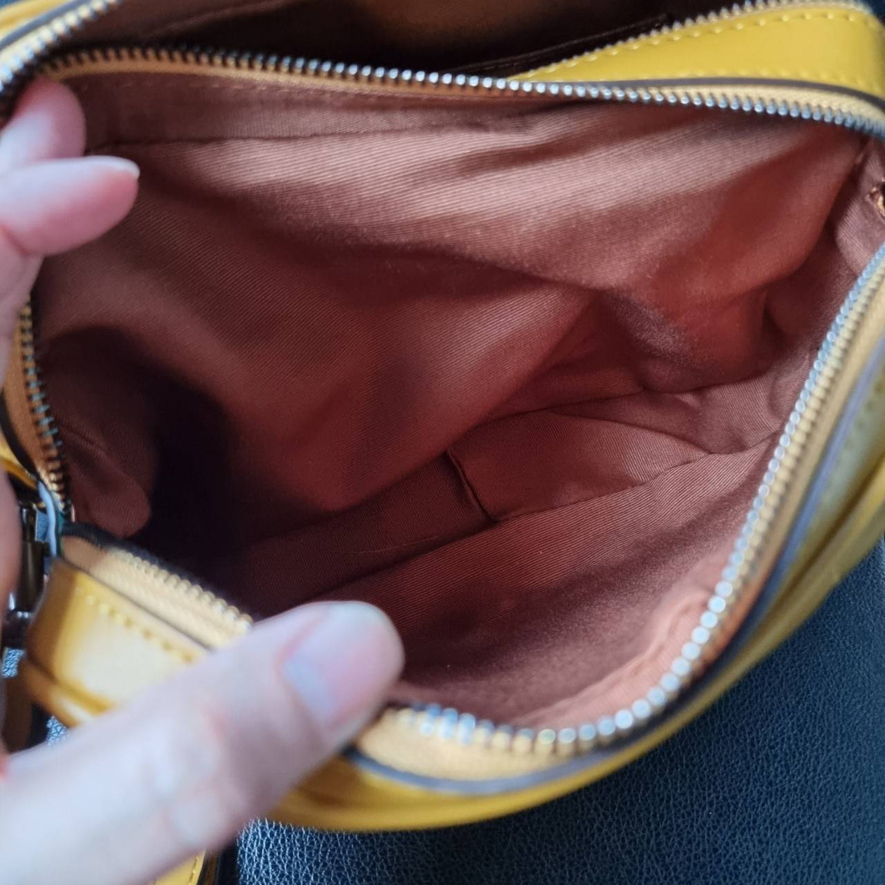 COACH C1569 JES CROSSBODY WITH LINEAR QUILTING ใหม่ล่าสุด!! กระเป๋าสะพายข้าง รุ่น 2 ซิป ใบใหญ่จุใจ ดีไซน์ใหม่ เพิ่มลูกเล่นให้ดูหรูหรายิ่งขึ้น วัสดุหนังสังเคราะห์บุเป็นลายเส้นสวยงาม เปิด-ปิดด้วยซิป 2 ช่องหลัก ใช้งานง่าย ทรงสวยมากๆรุ่นนี้ มาพร้อมสายสะพาย cr