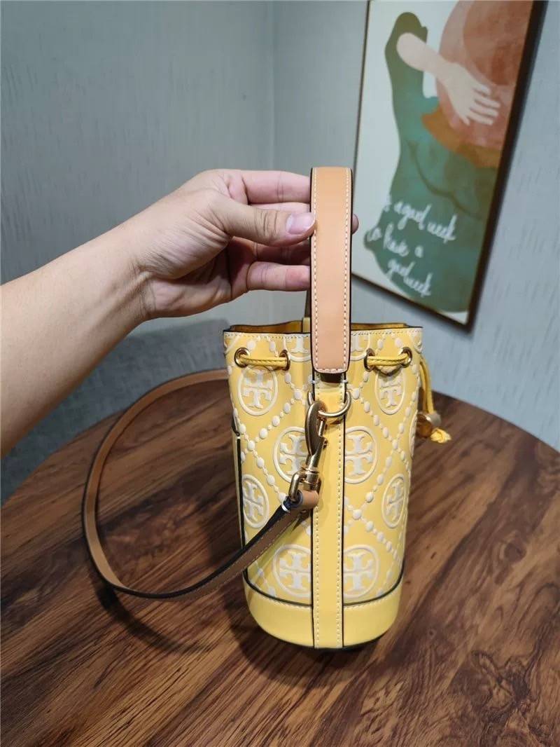 Medium : Tory Burch T Monogram Embossed Bucket Bag กระเป๋าถือหรือสะพายไหล่ ประดับด้วยลวดลายอันเป็นสัญลักษณ์ของแบรนด์ ถูกประดิษขึ้นด้วยความพิถีพิถันวัสดุหนังอย่างดี ด้านในบุด้วยหนังไมโครซูแอคเนื้อนุ่มทำความสะอาดง่าย กระเป๋าผ่าหลังด้านนอก1ช่อง ด้านใน 1ช่อง 