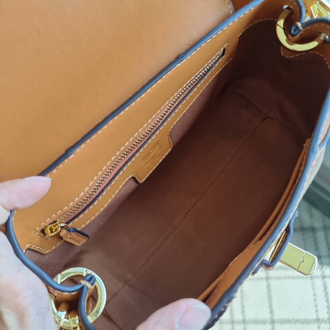 M.C.M ESSENTIAL CROSSBODY IN VISETOS กระเป๋าสะพายข้าง สวยอยู่ทรง ดีไซน์ไม่ซ้ำใคร มาพร้อมสายสะพายถึง 2 แบบ ปรับเปลี่ยนใช้ได้ไม่มีเบื่อ วัสดุหนังแคนวาสสลับหนังแท้ เปิด-ปิดกระเป๋าด้วยตัวบิดล็อคแน่นหนา ด้านหลังมีช่องเก็บบัตรได้ ภายในโล่งกว้าง แบ่งสัดส่วน เป็น