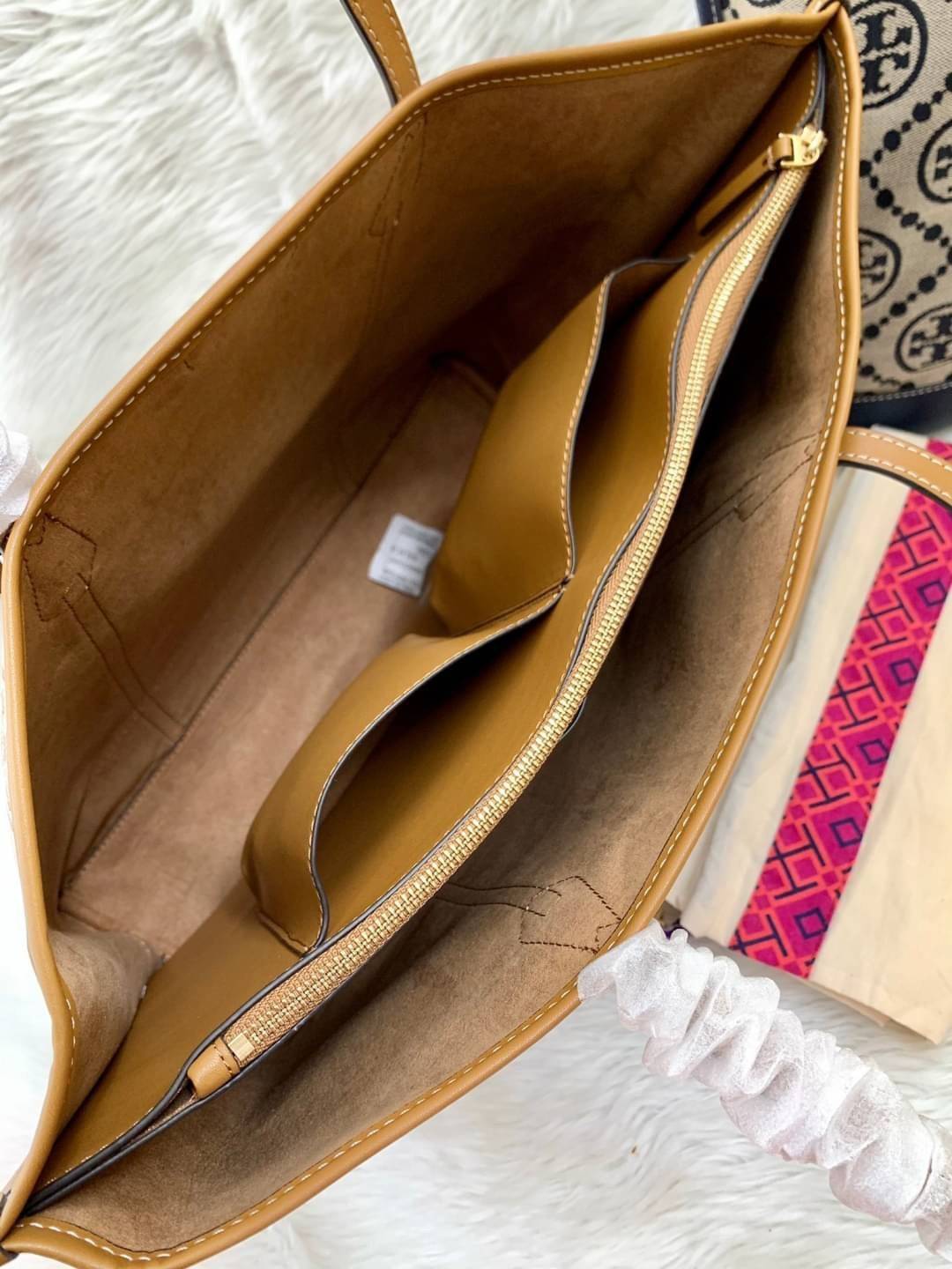 OUTLET 】หลงรักใบใหญ่ ได้ไปไม่ผิดหวังแน่นอนจร้าา😘 TORY BURCH T MONOGRAM JACQUARD TOTE BAG กลับมาอีกครั้ง พร้อมสีออกใหม่! พร้อมส่งค่ะ! กระเป๋าหิ้ว//สะพายไหล่ ใบใหญ่ แต่น้ำหนักเบา วัสดุJacquardทอลายแบรนด์+หนังแท้ ได้ลงตัวและร่วมสมัยมากๆค่ะ มีป้ายอะไห