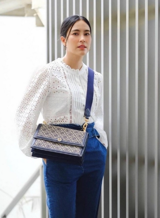 Tory burch t monogram jacquard shoulder bag คอลเลคชั่น T Monogram สำหรับคอลเลคชั่นฤดูใบไม้ผลิ 2021 เราสร้างสรรค์ลายโมโนแกรมที่ได้รับแรงบันดาลใจมาจากลวดลายการถักทอผ้าห่มของชาว Pennsylvania Dutch แบบดั้งเดิม เป็นการเฉลิมฉลองโลโก้สุดไอคอนนิคของแบรนด์ โดดเด่น