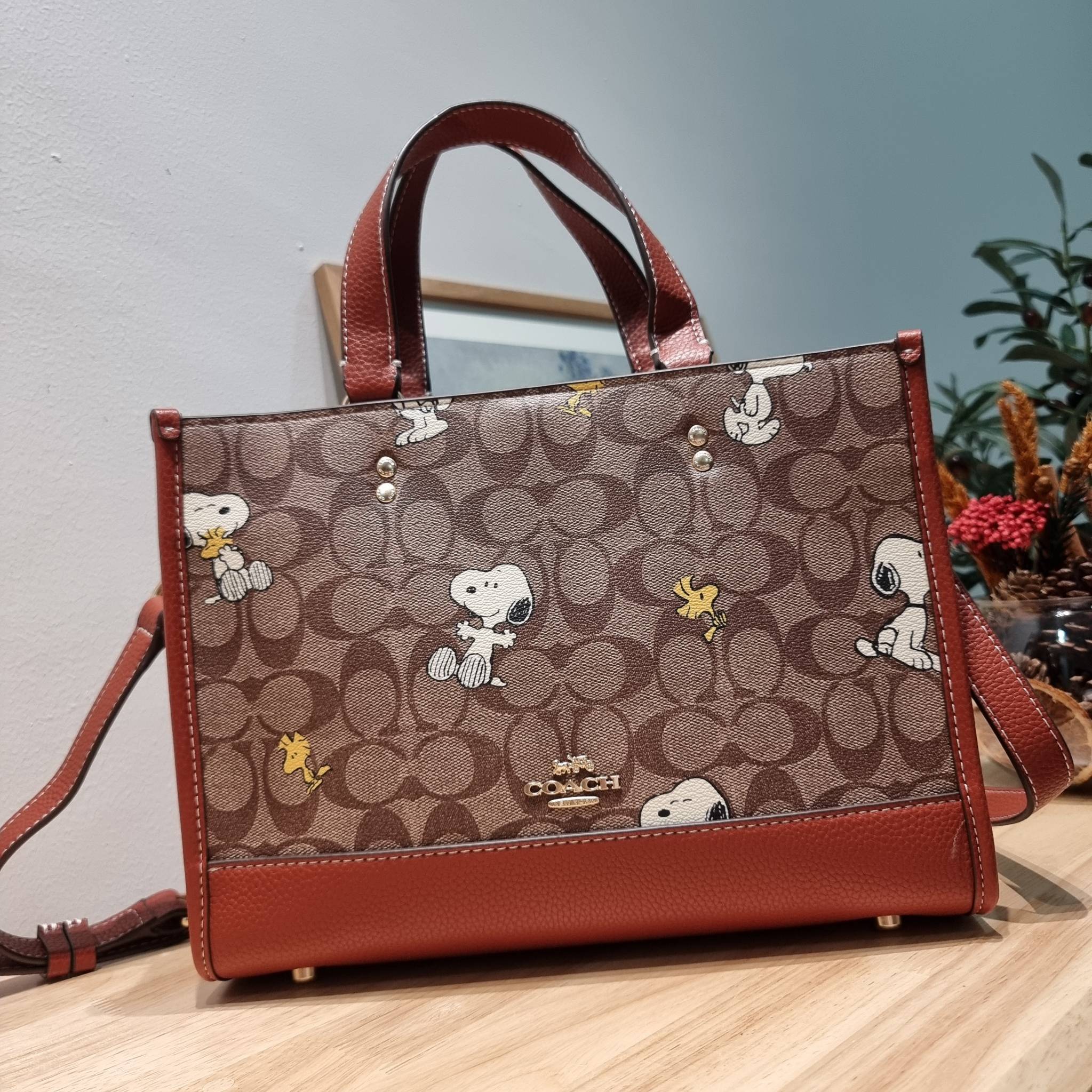 Coach X Peanuts Dempsey Carryall In Signature Canvas With Snoopy Woodstock Print CE862 คอลเลคชั่นใหม่ น่ารักเกินต้านไปมาก!! กับกระเป๋าทรงโท้ท ไซส์ใหญ่ ดีไซน์ลวดลายการ์ตูนยอดฮิต ที่ใครๆก็ต้องรู้จัก พิมพ์คมชัดลงบนหนังแคนวาส ตัดสลับด้วยหนัง pepble เพิ่มดีเทล