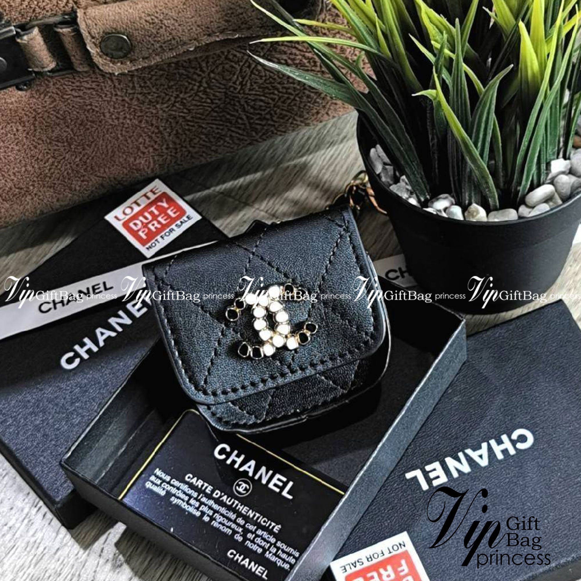 CHANEL QUILTED CRYSTAL CC MINI BAG VIP ไอเท็มแนะนำน่ารักสุดๆวัสดุหนังเรียบสีดำด้านหน้าประดับโลโก้แบรนด์เปิดปิดด้วยฝาปิดกระดุมแม่เหล็กอะไหล่ทองสวยดูดีมาพร้อมสายโซ่ร้อยหนังสามารถใช้คล้องกระเป๋า พวงกุญแจ เข็มขัดได้ ใส่ Airpods เหรียญ หรือกุญแจได้ น่ารักน่าใช