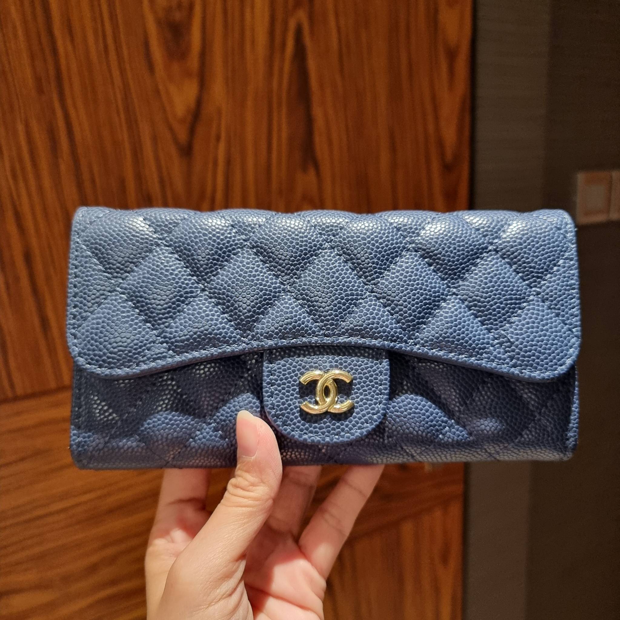 VIP 】กระเป๋าสตางค์ใบยาวรุ่นฝาพับที่ถามหากันมากที่สุด!! สวยรับทรัพย์จาก Chanel วัสดุหนังลายคาร์เวีย ลุคผู้ดีที่สุด เปิด-ปิดด้วยกระดุมแม่เหล็ก ภายในกระเป๋ามีช่องใส่บัตรได้เยอะ ใส่ธนบัตร ใส่เหรียญได้ มีช่องซิปแยกอีกหนึ่งช่อง ดีไซน์เรียบหรูดูคลาสสิค!! สาวๆห้า