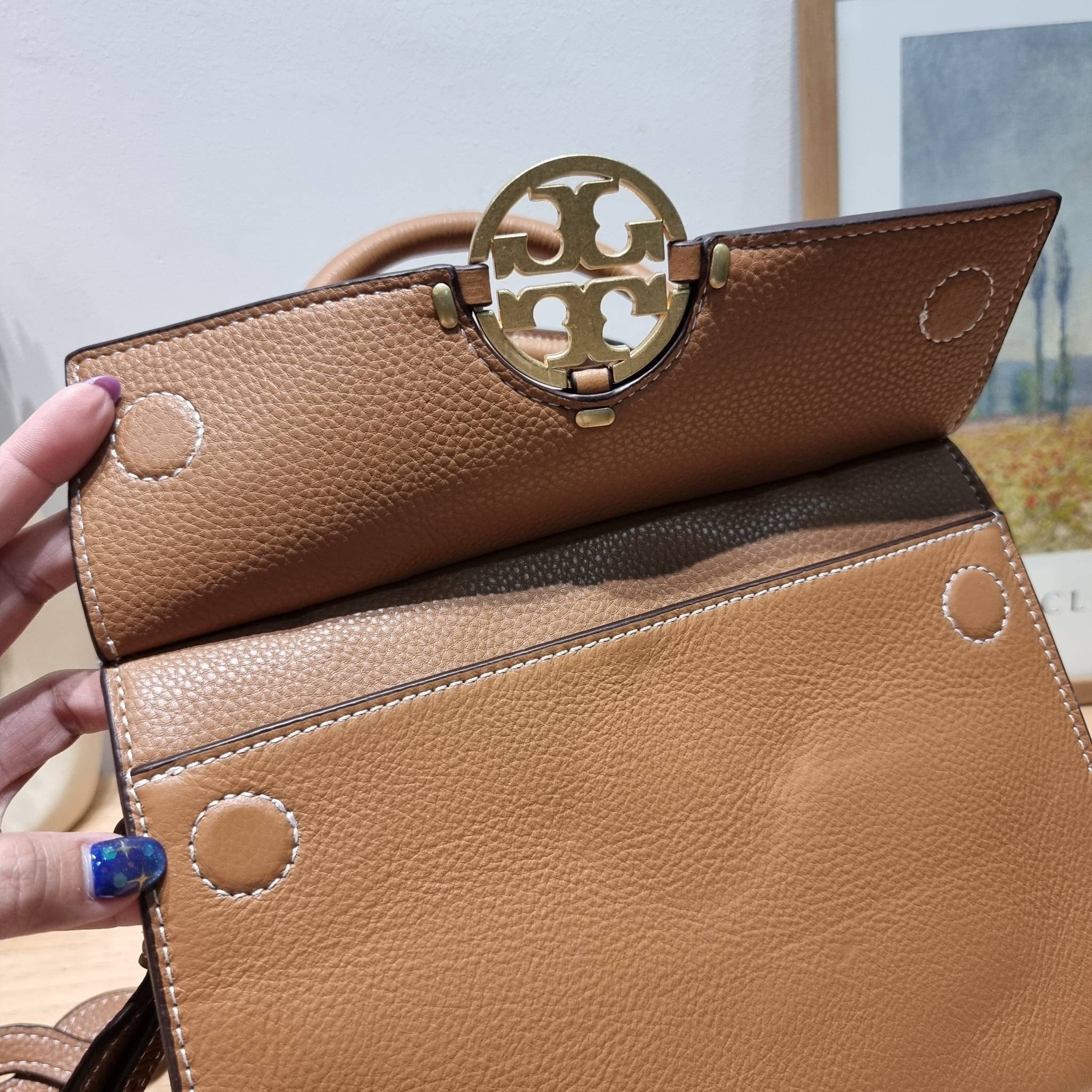 TORY BURCH MILLER TOP HANDLE SATCHEL ใหม่ล่าสุด กับกระเป๋าสะพายรุ่นยอดนิยม ที่มาในดีไซน์ top handle ให้สะดวกใช้ได้มากขึ้นด้วยหูจับในตัว โดดเด่นด้วยโลโก้สีทอง